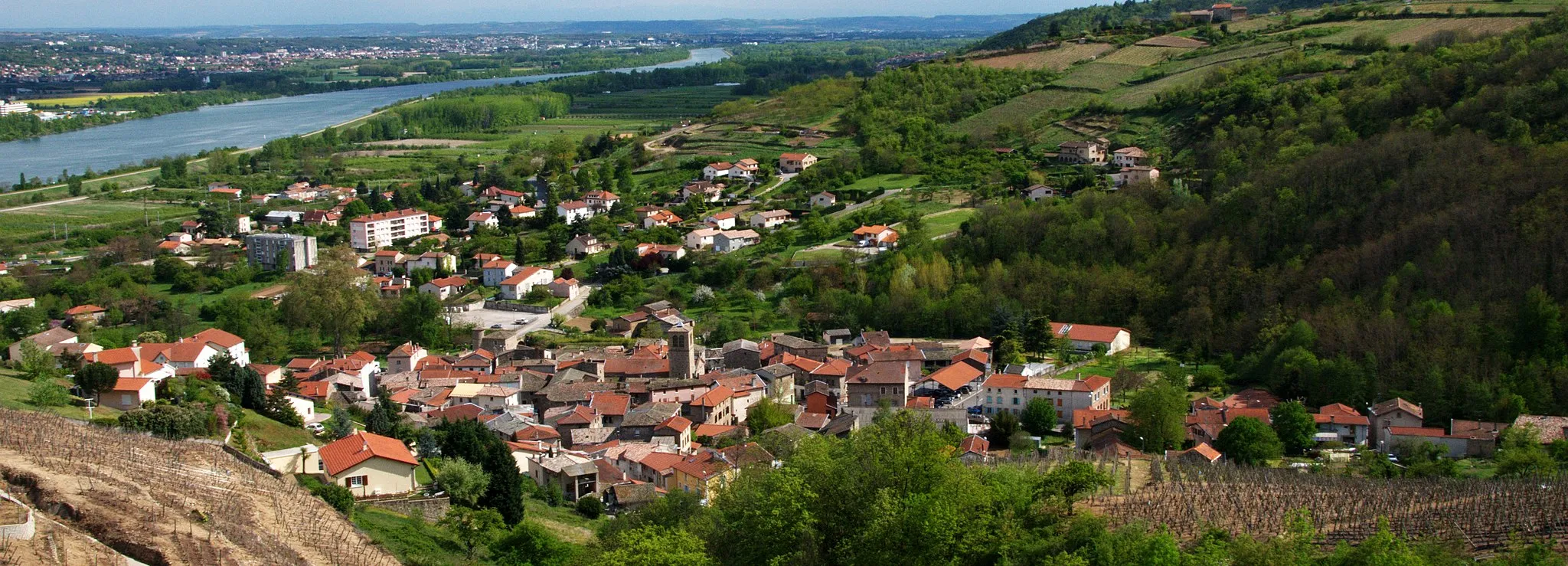 Photo showing: The village of Chavanay in the Loire department. In the background, the Rhône River.