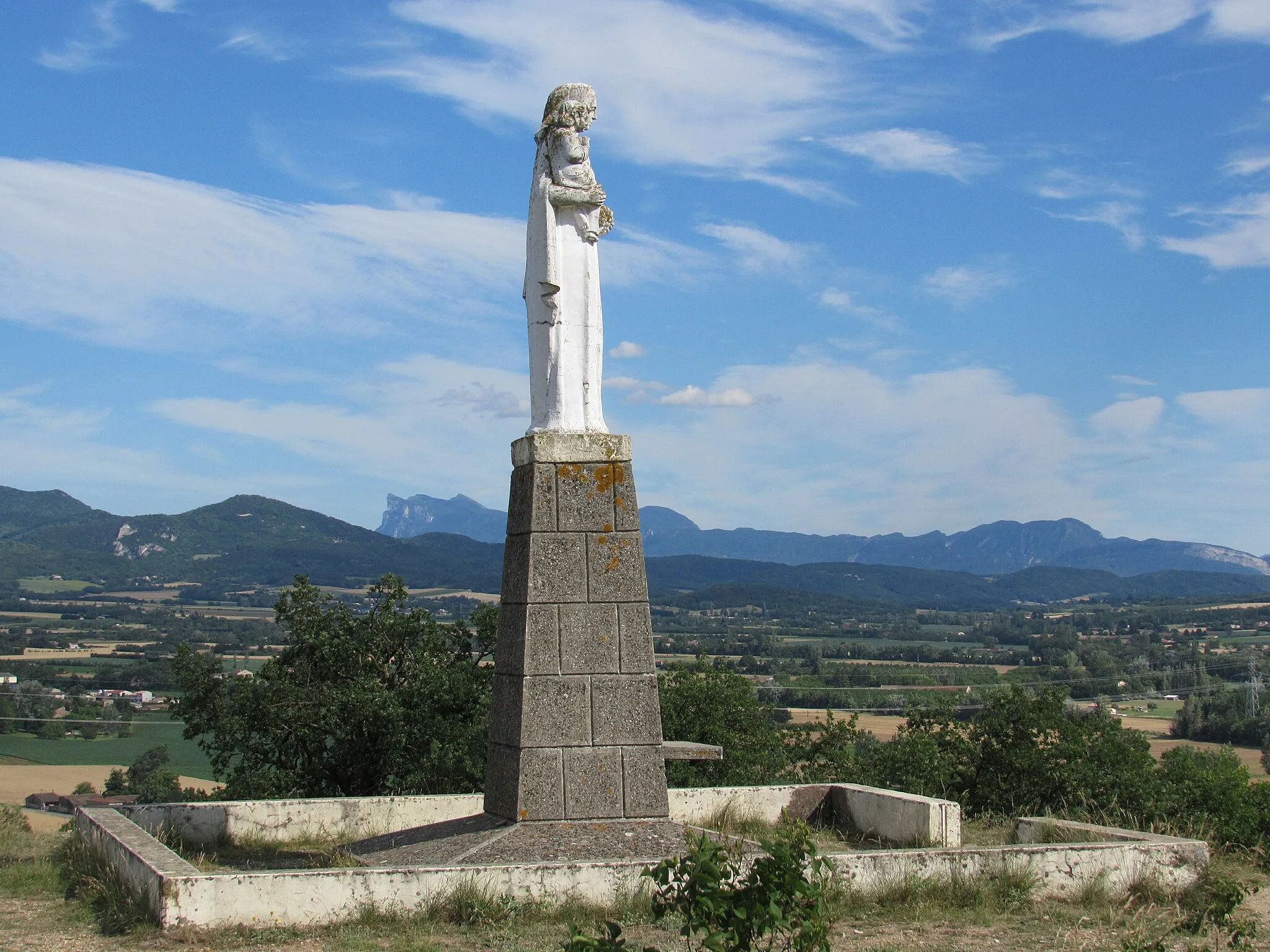 Photo showing: Œuvre de Duilio Donzelli, elle est située au sommet de la motte féodale qui domine le village.