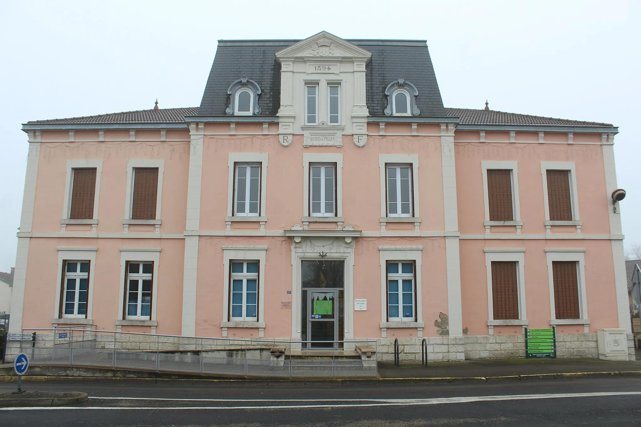Photo showing: Ancienne école des filles de Polliat.