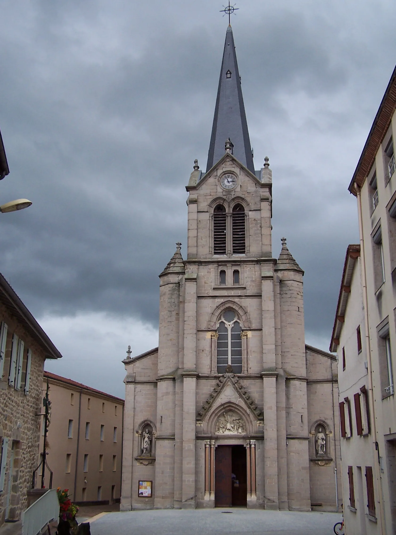 Photo showing: Église Saint-Thyrse de Bas-en-Basset en Haute-Loire