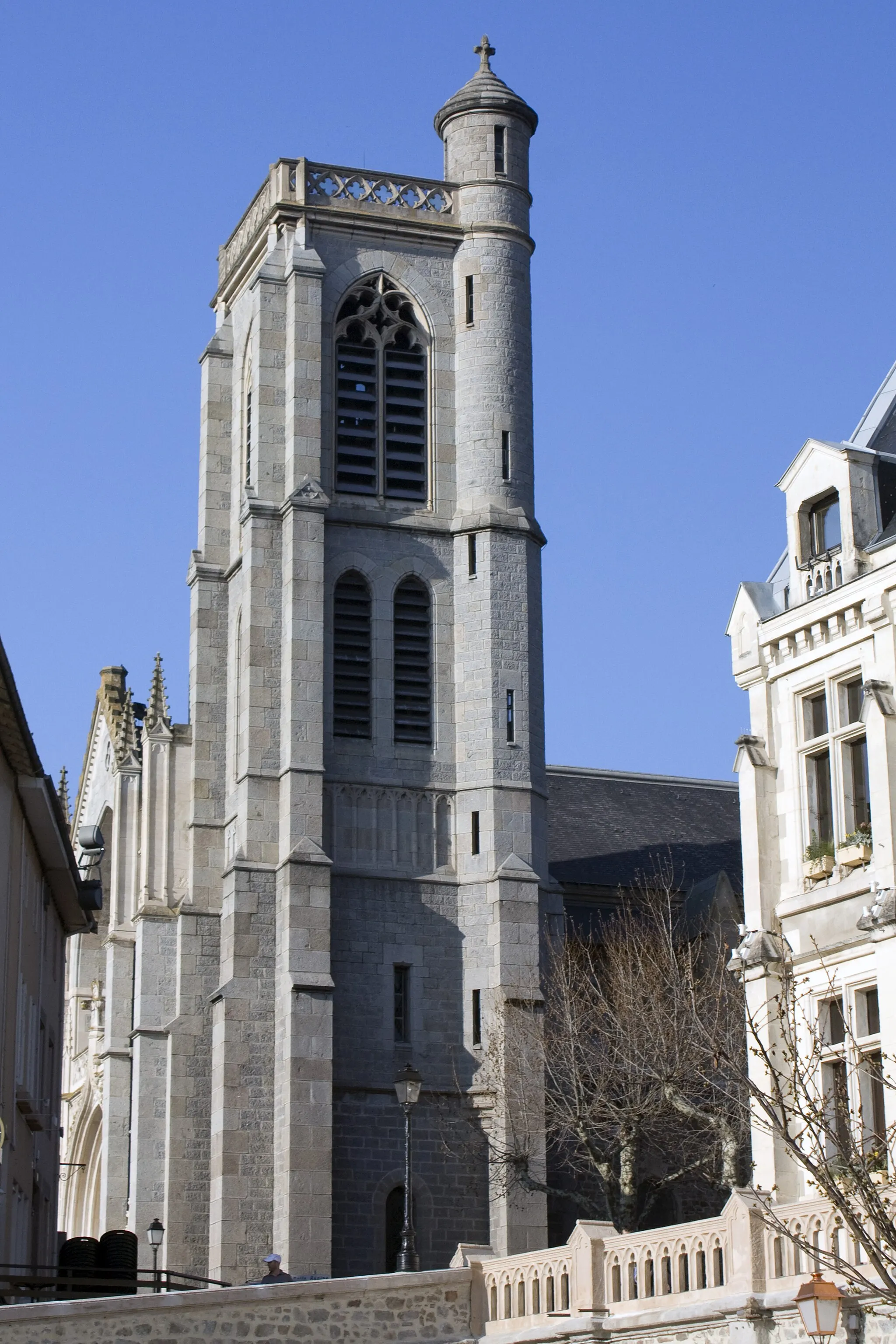 Photo showing: L'église vue de la place de l' Hôtel de Ville