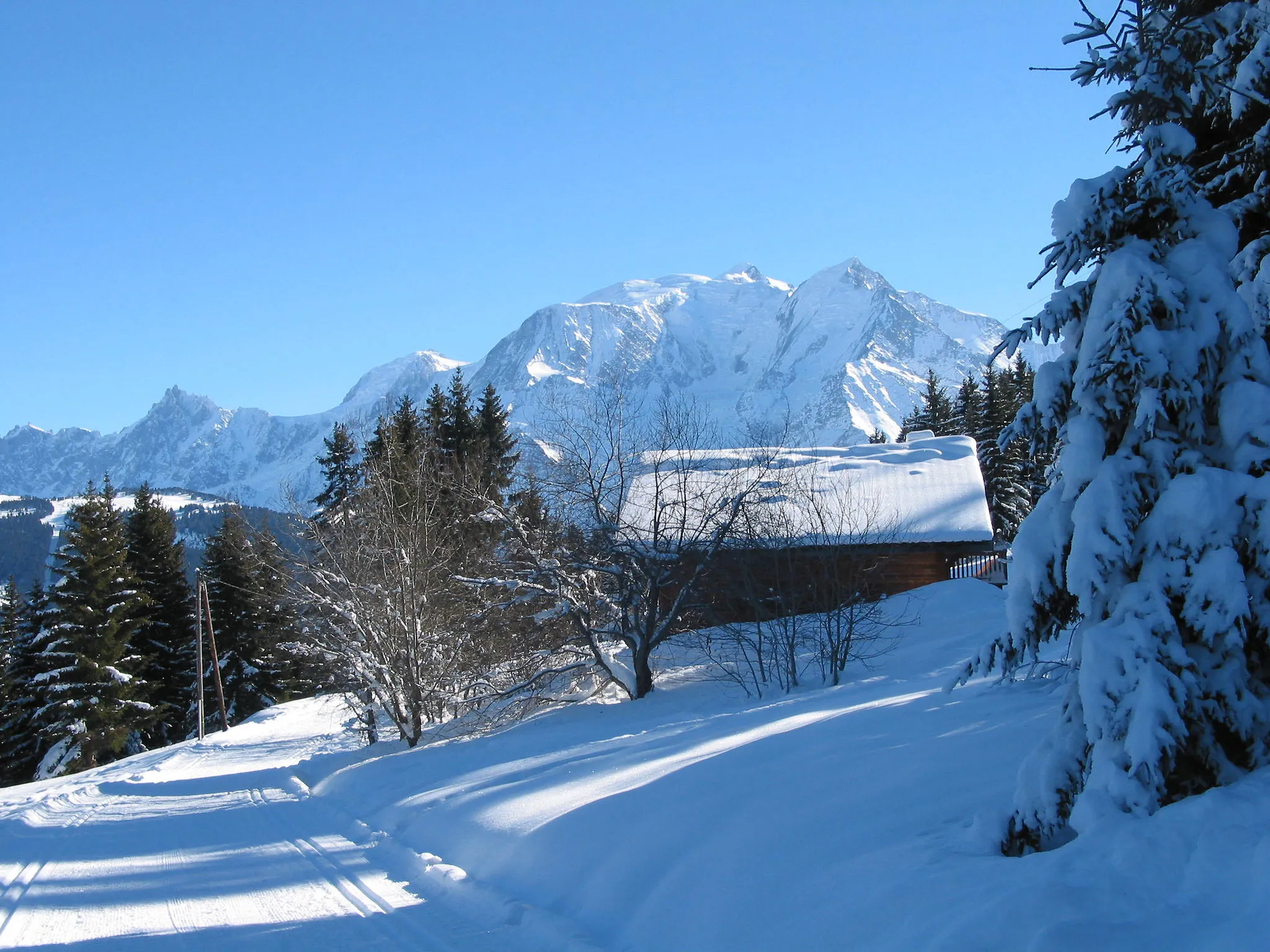 Photo showing: Saint-Gervais-les-Bains
(Haute-Savoie - France), the Mont Blanc massif viewed from the lieu-dit place of the "Pierre Platte".