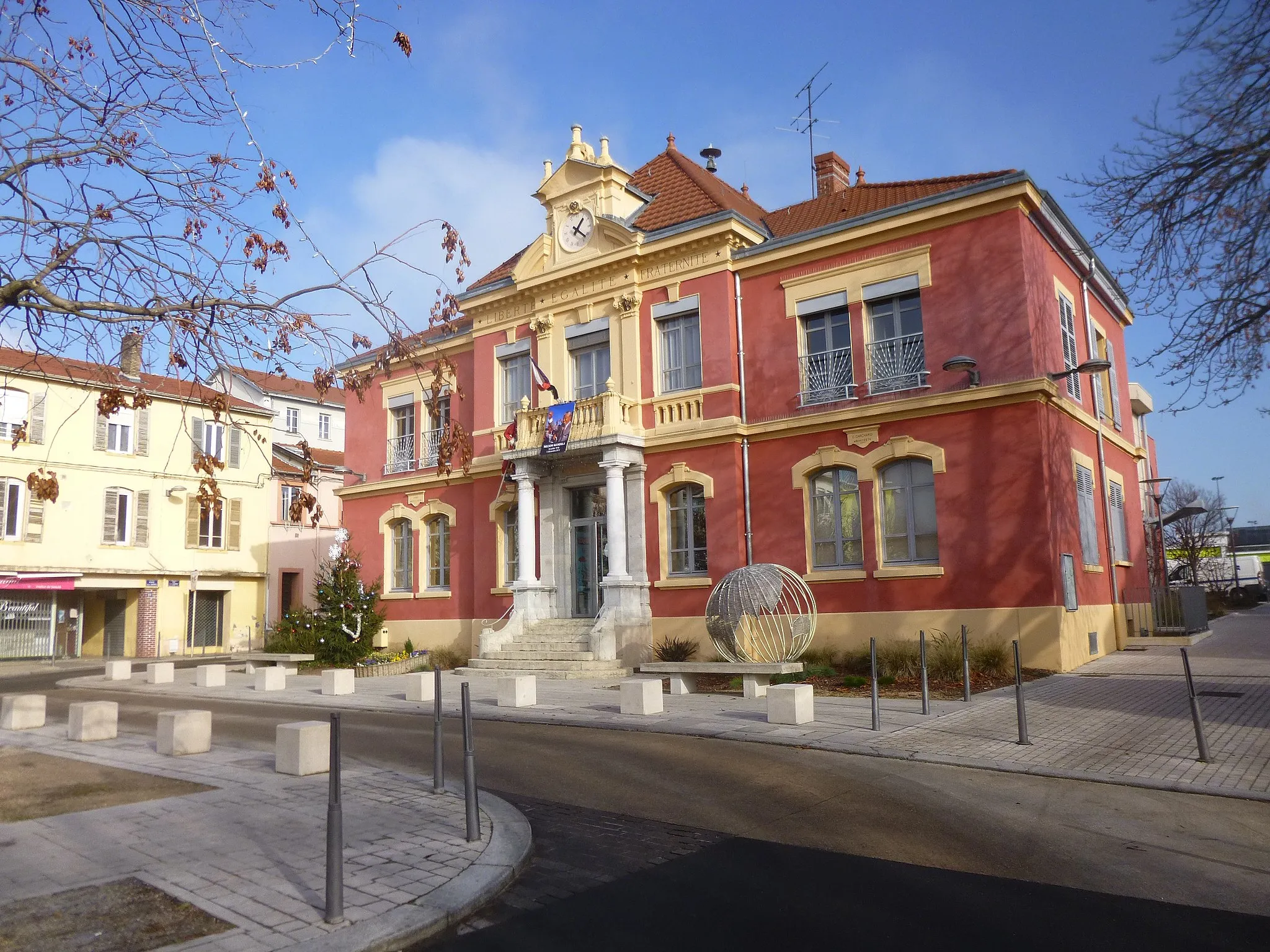 Photo showing: La mairie de Pierre-Bénite