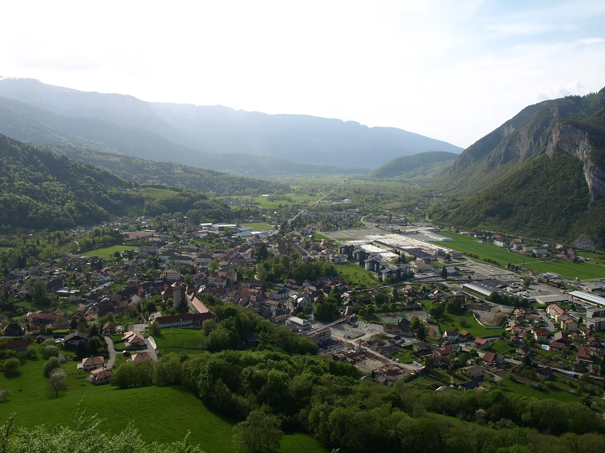 Photo showing: The city de Faverges, in Haute-Savoie, France, seen from the Crêt de Chambellon.