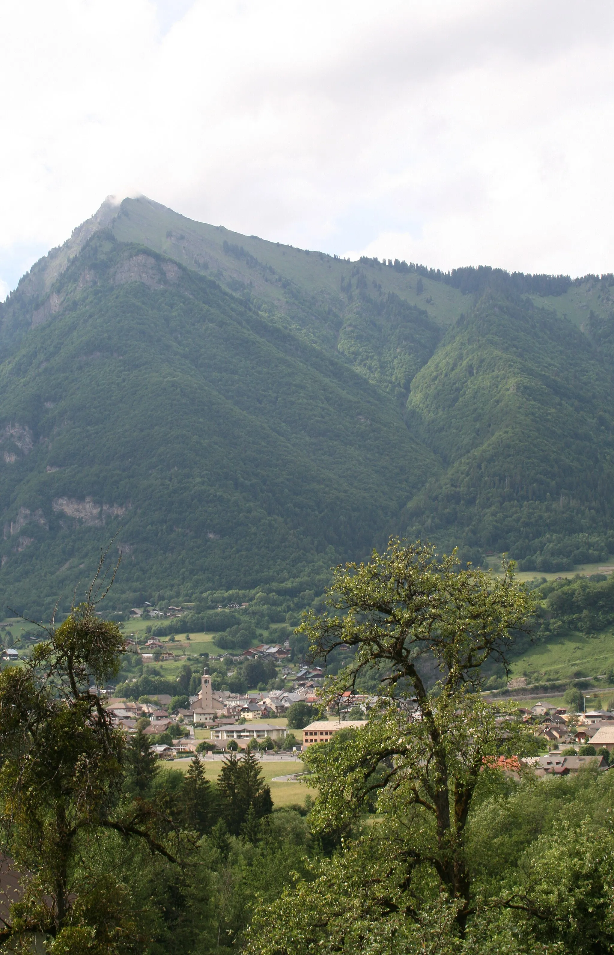 Photo showing: Taninges (Haute-Savoie - France), the village at the foot of the Pic de Marcelly.