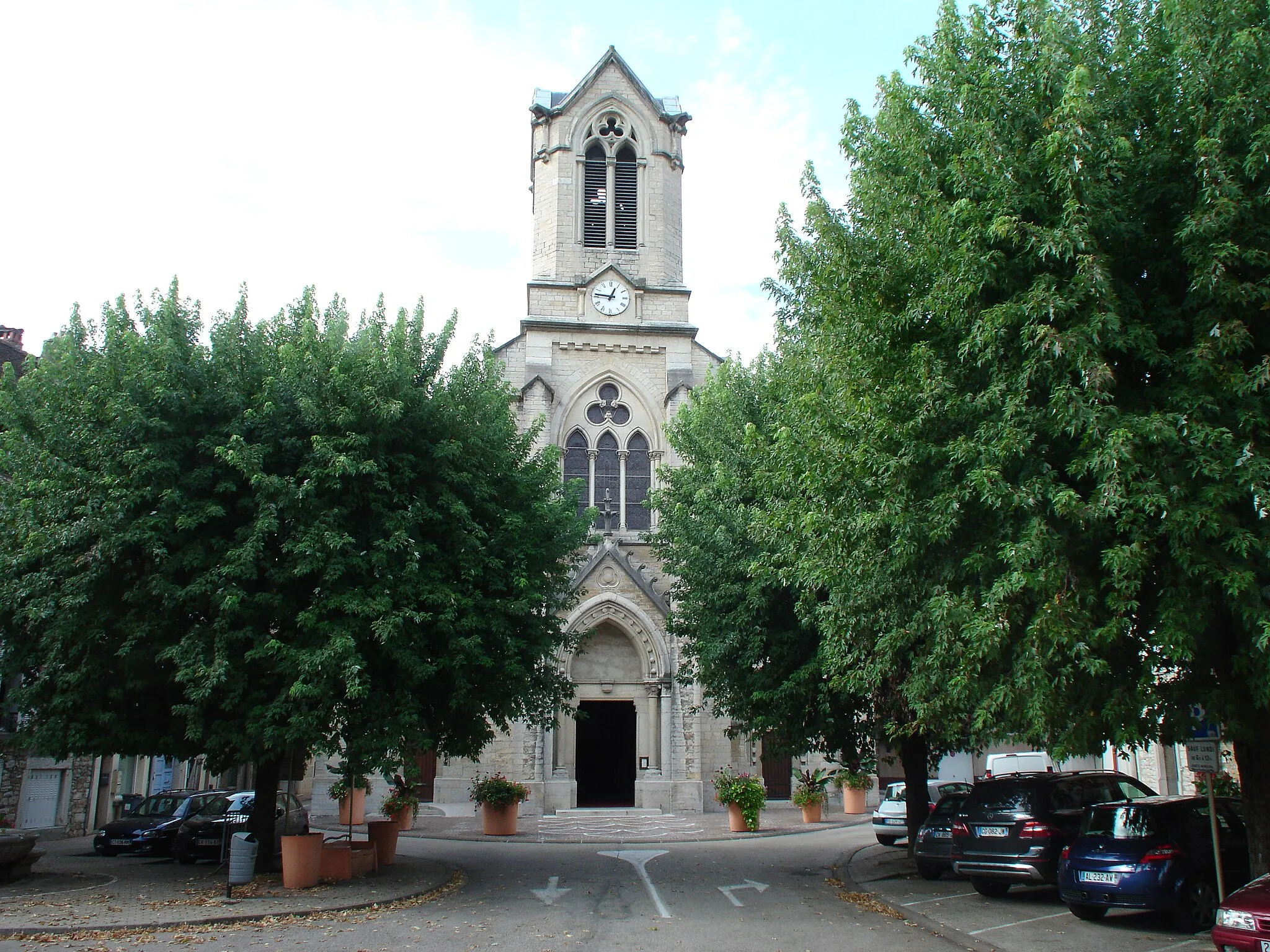 Photo showing: Église (construction 1867-1870) à LAGNIEU (01150-FRANCE). À l'origine le clocher devait être surmonté d'une flèche mais les travaux n'ont pas été achevés.