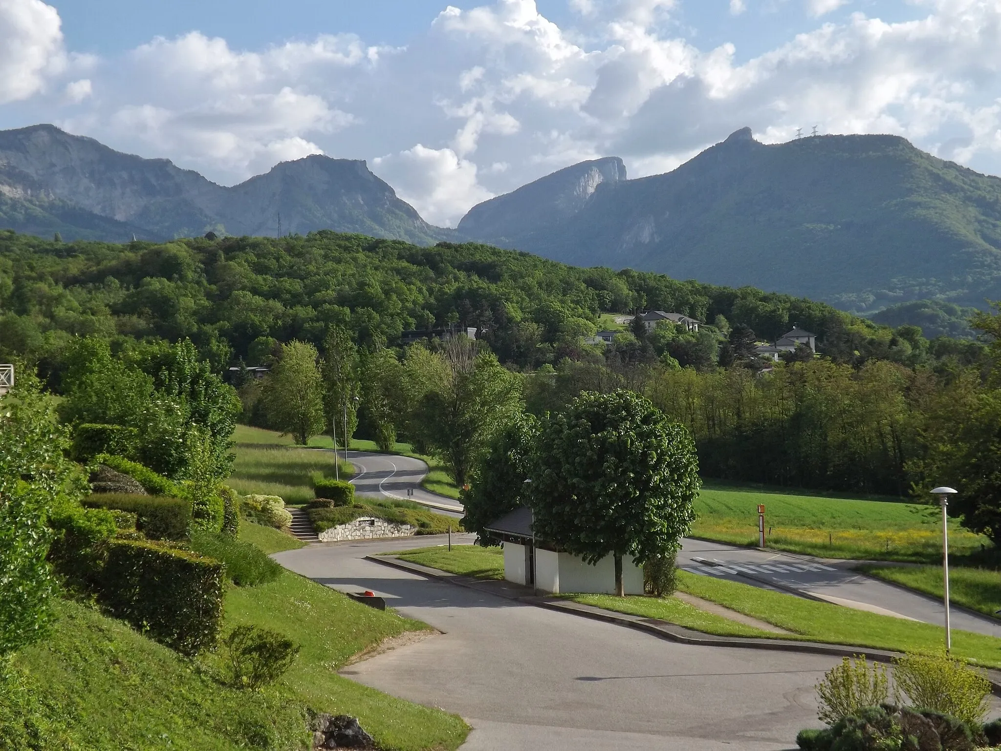 Photo showing: Residential area of Jacob-Bellecombette (close to the city of Chambéry in Savoie, France) with the massif de la Chartreuse mountains at the background.