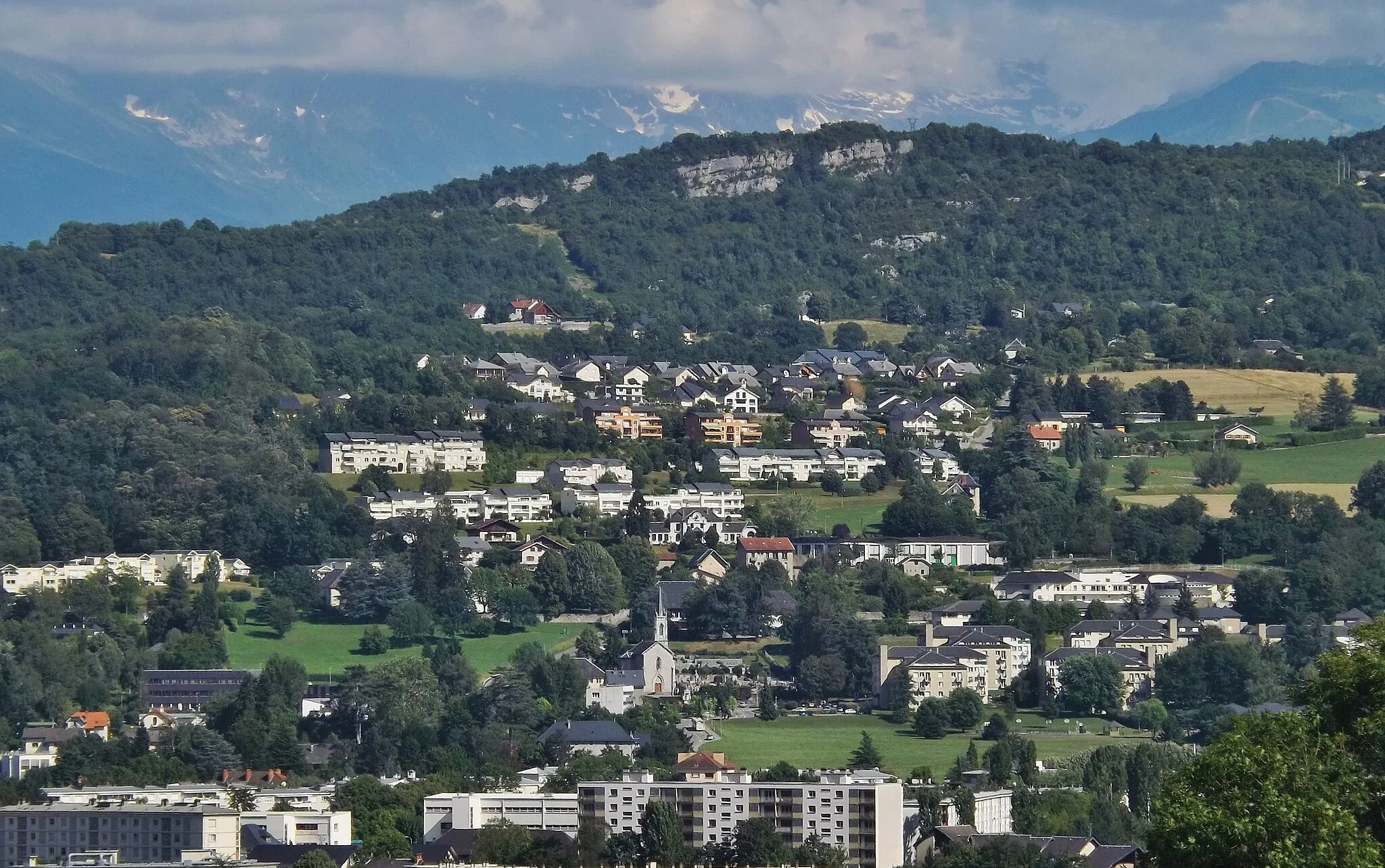 Photo showing: Panoramic sight of the French commune of Jacob-Bellecombette western side, from the western heights of the city of Chambéry, in Savoie.
