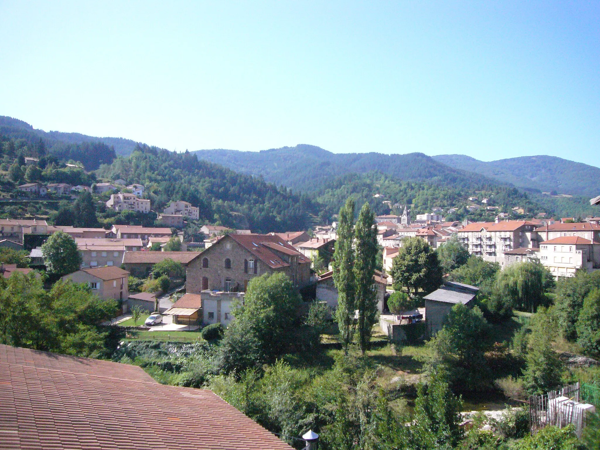 Photo showing: Vue générale de la ville du Cheylard, Ardèche, France