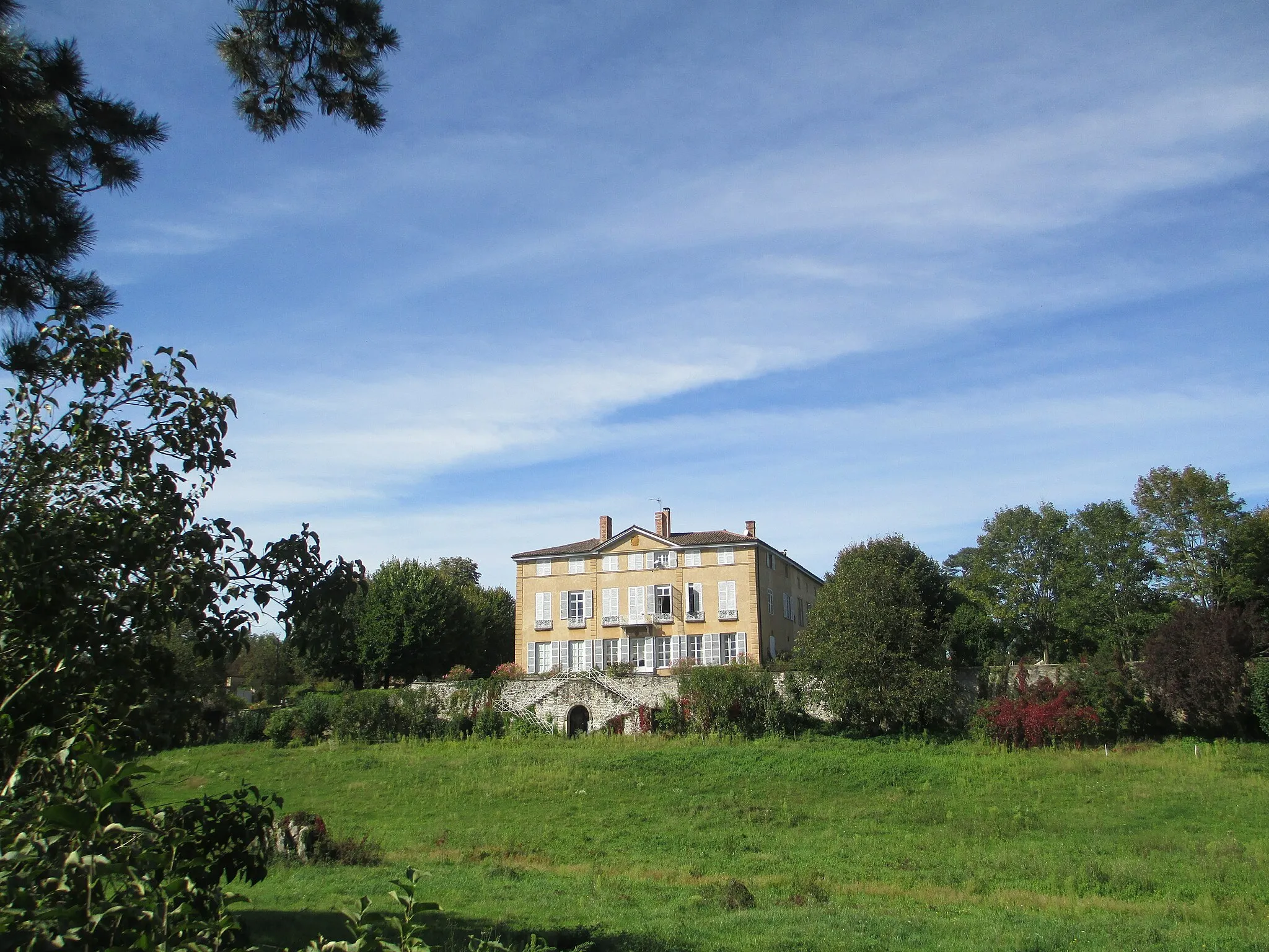 Photo showing: This building is indexed in the base Mérimée, a database of architectural heritage maintained by the French Ministry of Culture, under the reference PA00117776 .