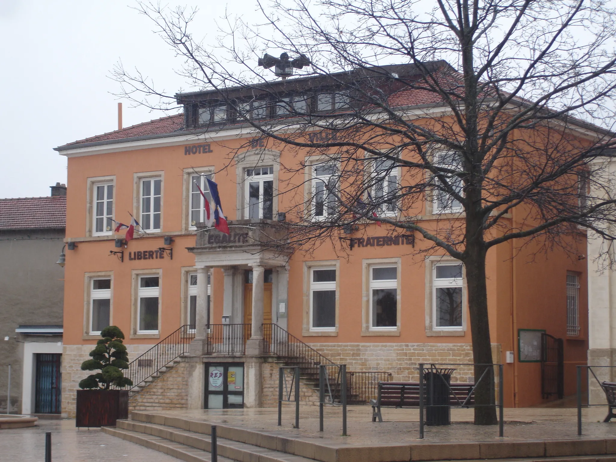 Photo showing: Mions (69) : La mairie