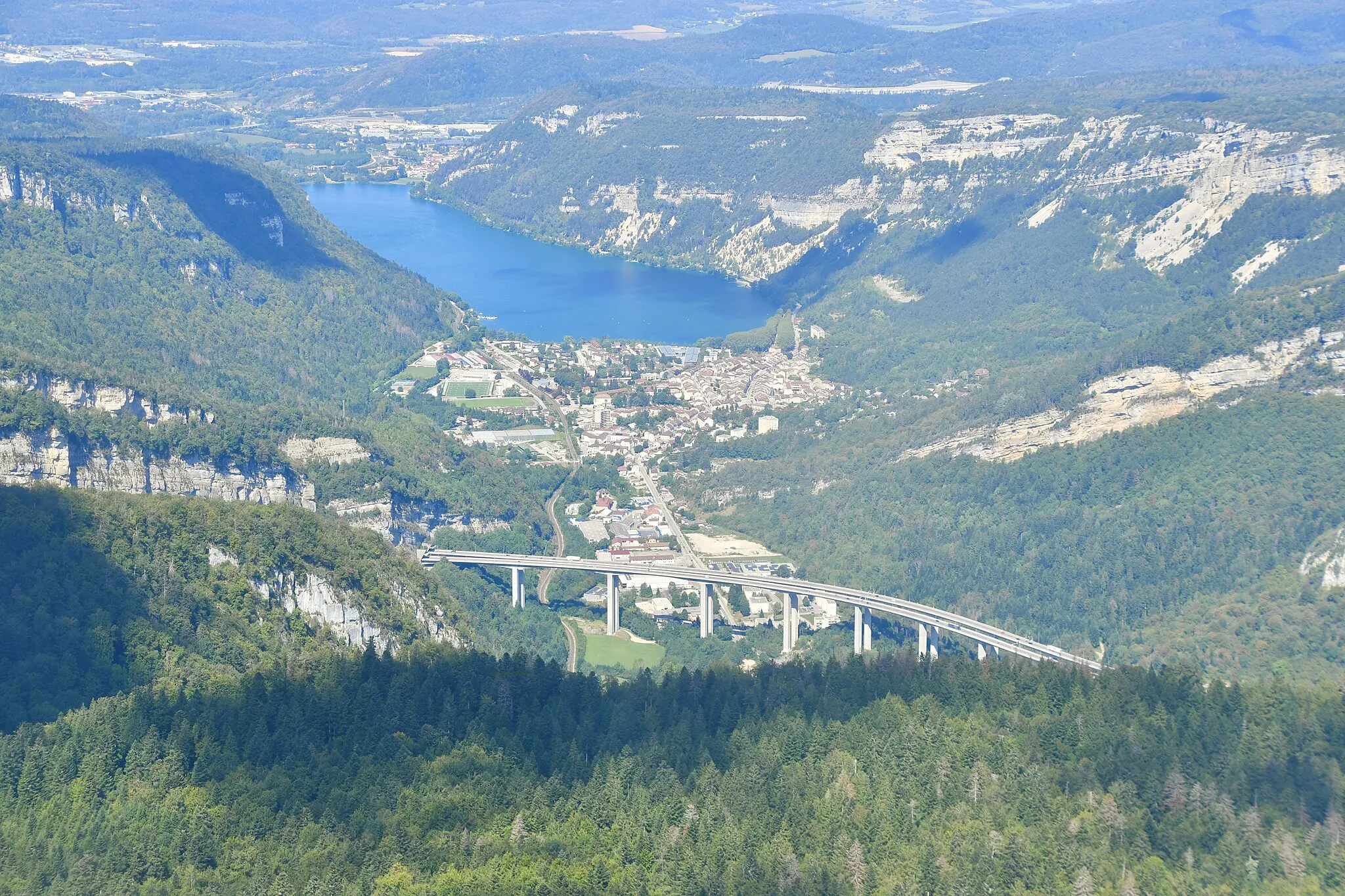 Photo showing: Vue aérienne de Nantura et de son lac (Ain), en France.