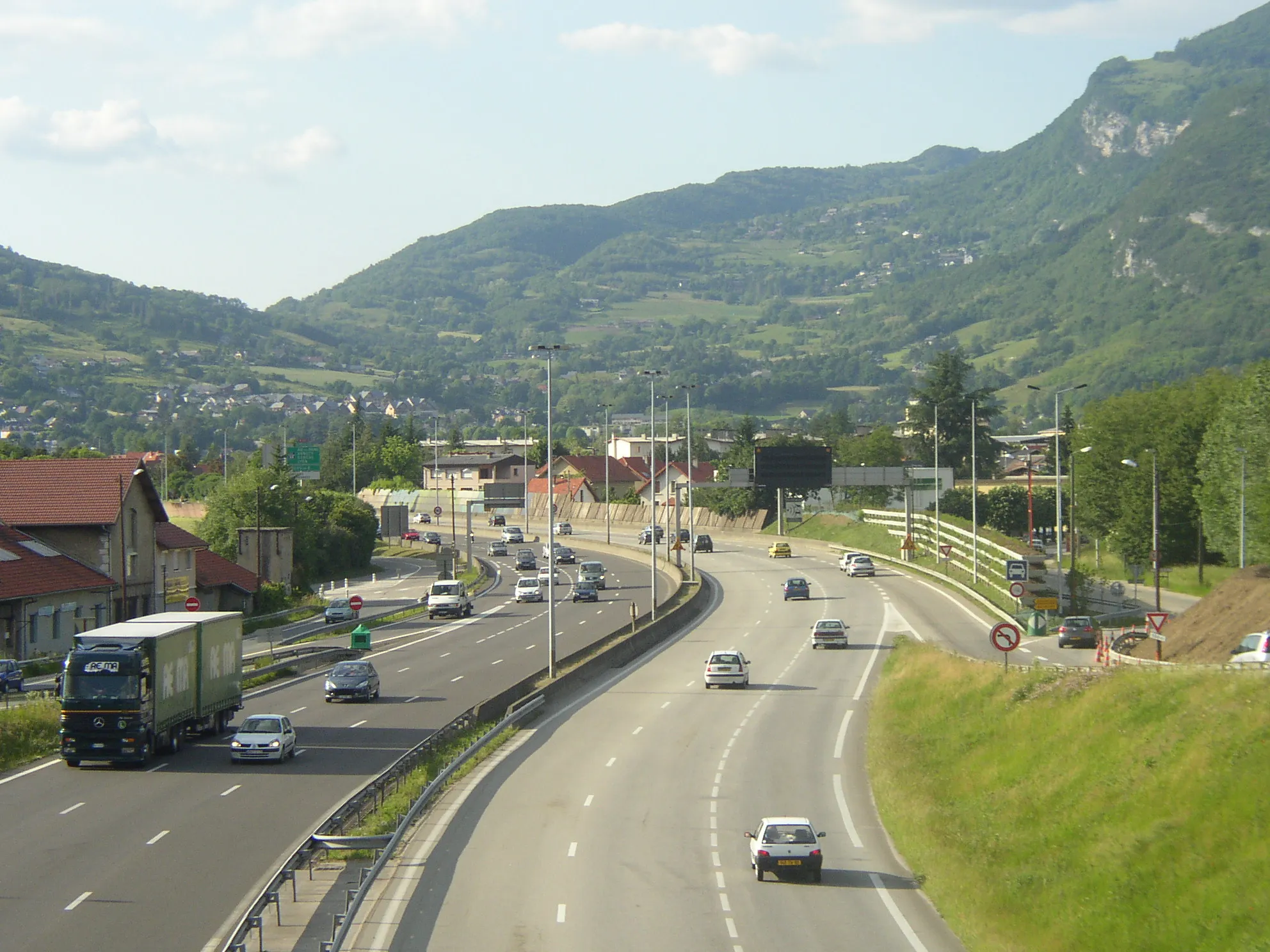 Photo showing: Sight of the French motorway crossing the city of Chambéry in Savoie, from the exit for La Ravoire, in June 2006.