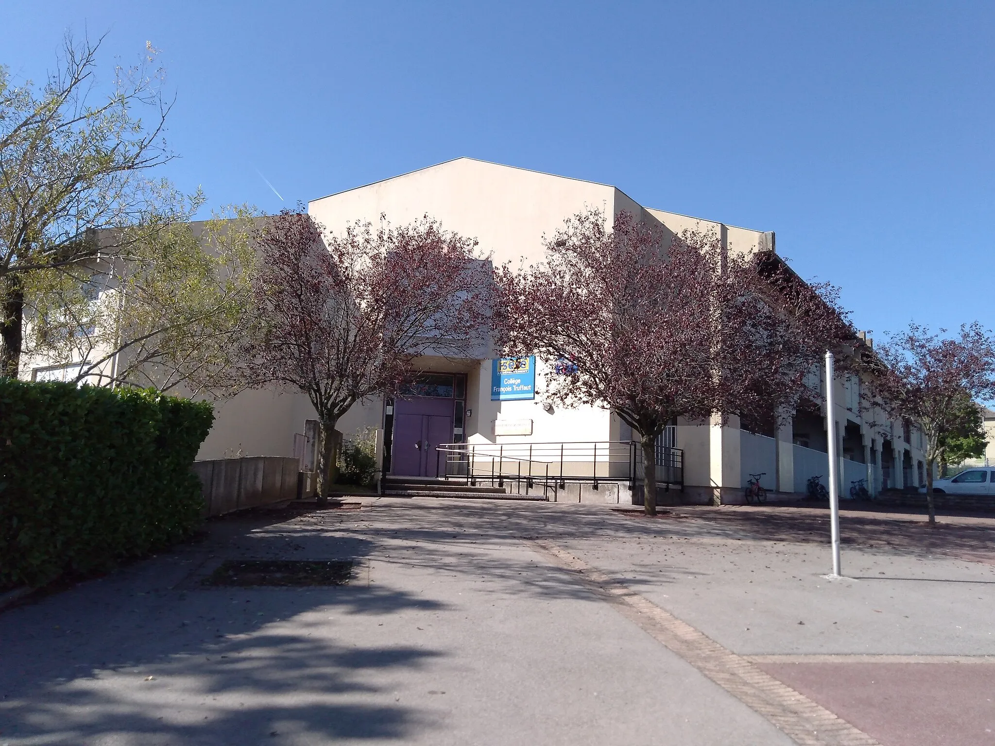 Photo showing: Collège François Truffaut L'Isle d'Abeau