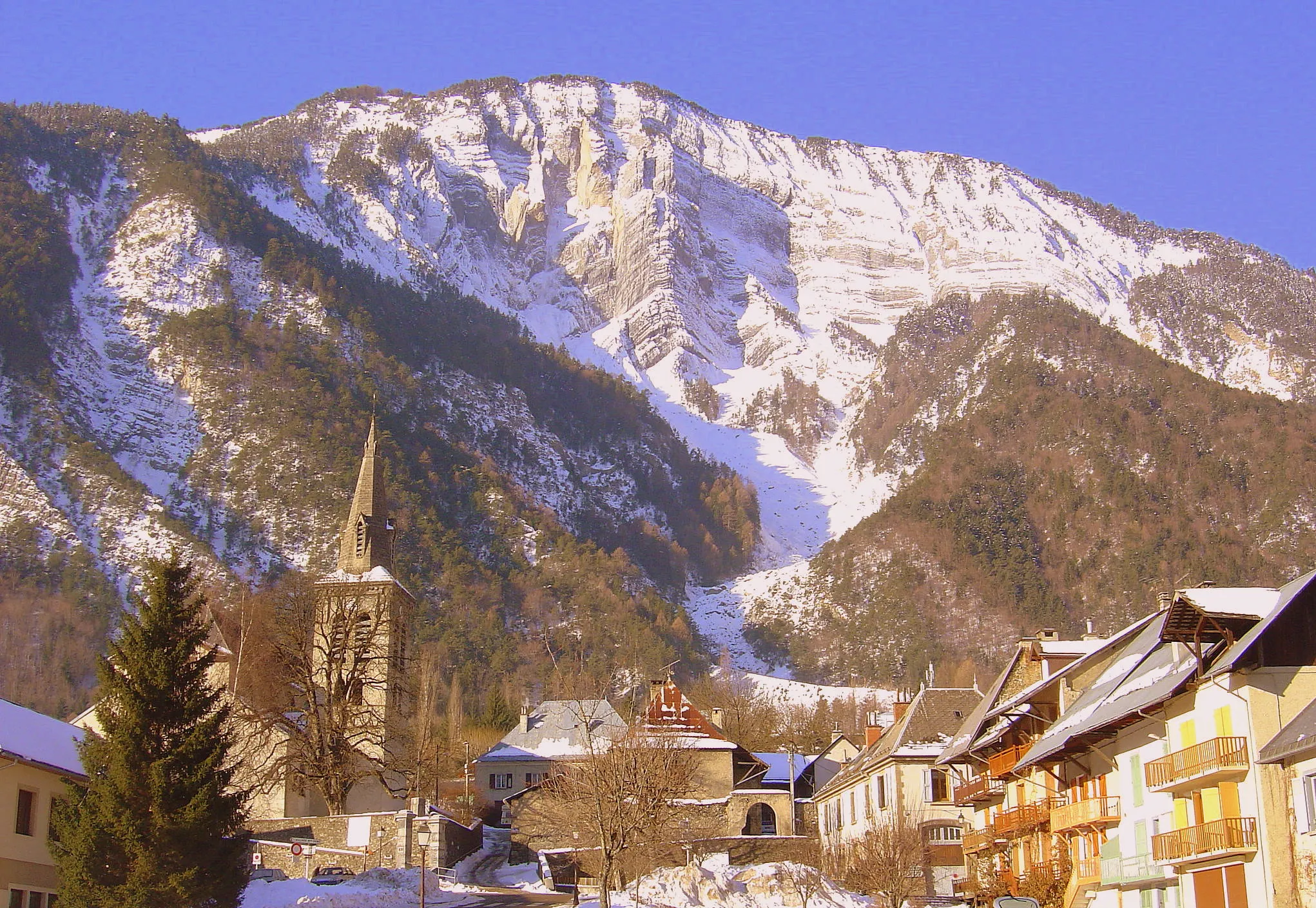 Photo showing: Bourg d'Oisans, l'église et le prégentil