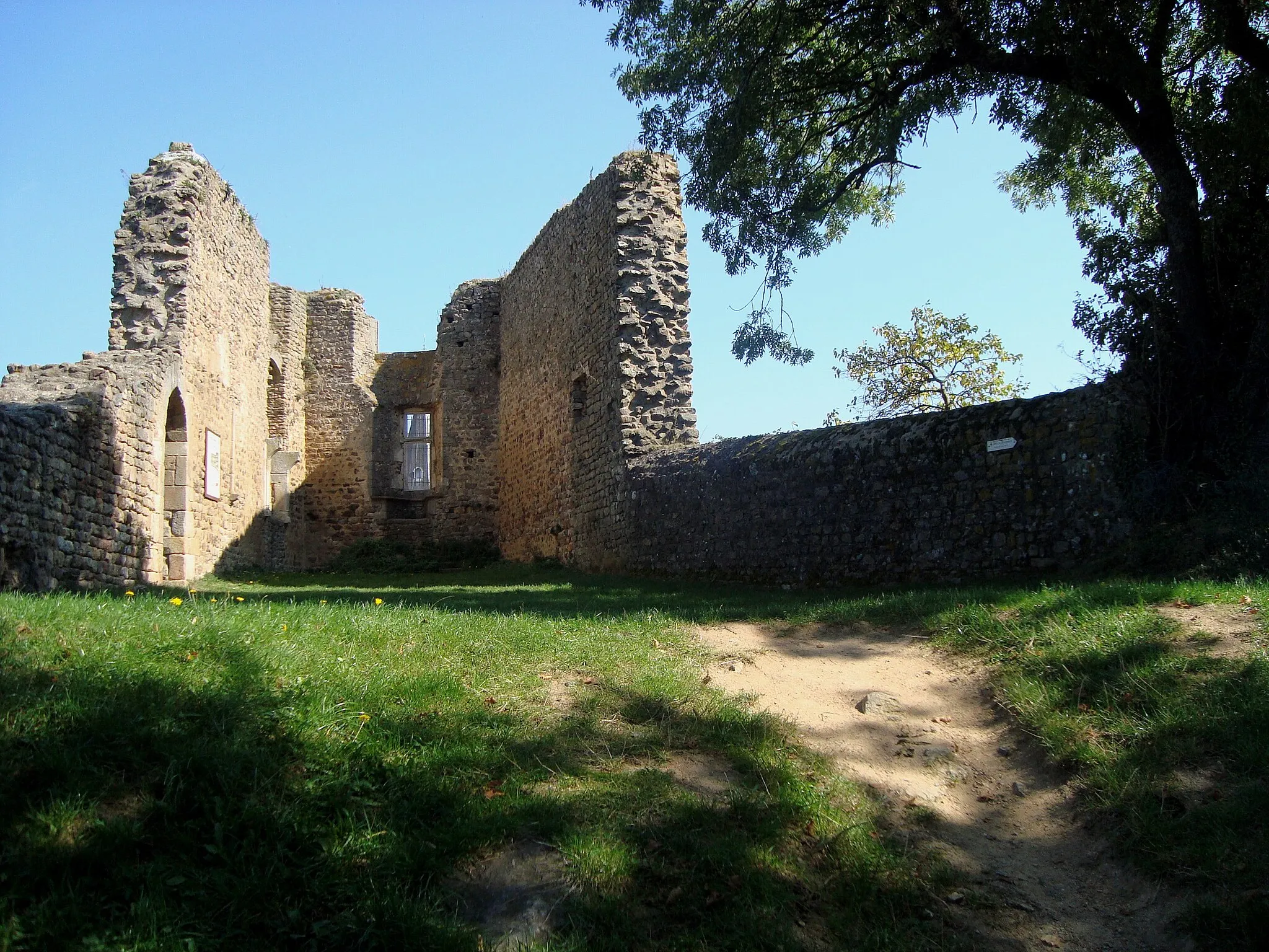 Photo showing: Ruines du château, Rochefort (hameau rattaché à la commune de Saint-Martin-en-Haut), Rhône, France.