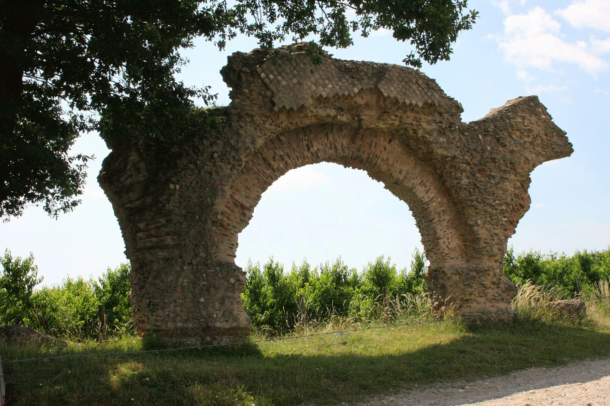 Photo showing: Municipality of Soucieu-en-Jarrest, département du Rhône (France), hamlet "Le Grand Champ". Ruins of the Roman aqueduct of the Gier river (1st century AD), supplying the city of Lugdunum (modern Lyon) with water. Arch known as "Le Chameau" (The Camel in French). Opus reticulatum