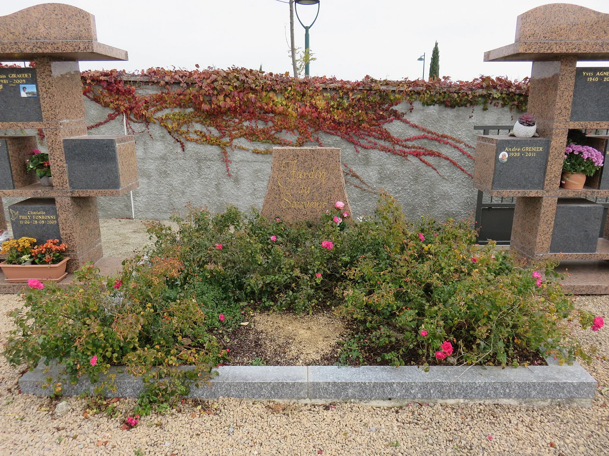 Photo showing: Jardin du souvenir du cimetière de Soucieu-en-Jarrest (Rhône, France).