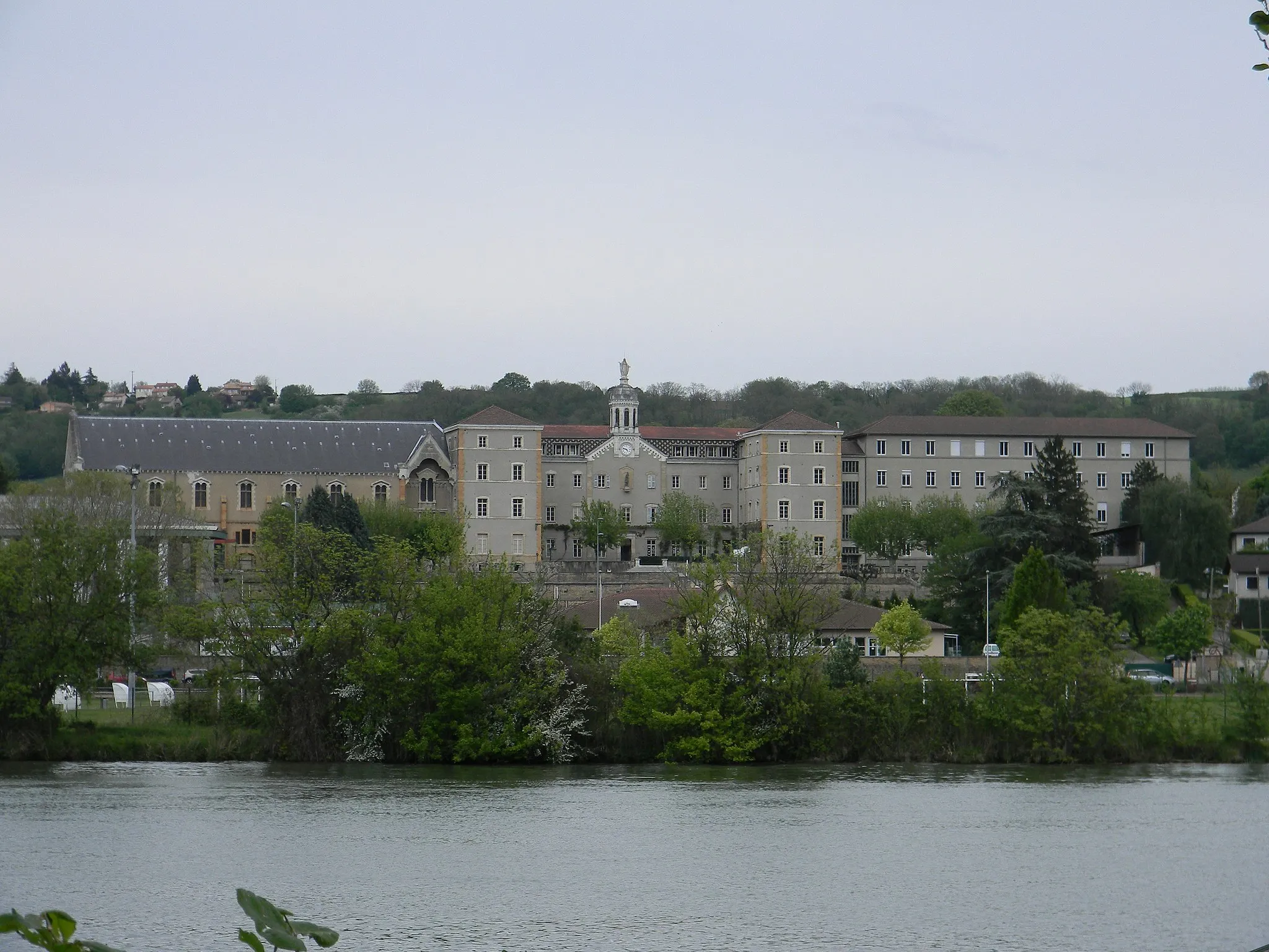 Photo showing: Le centre scolaire Notre-Dame-de-Bellegarde à Neuville-sur-Saône vu depuis l'autre côté de la Saône.