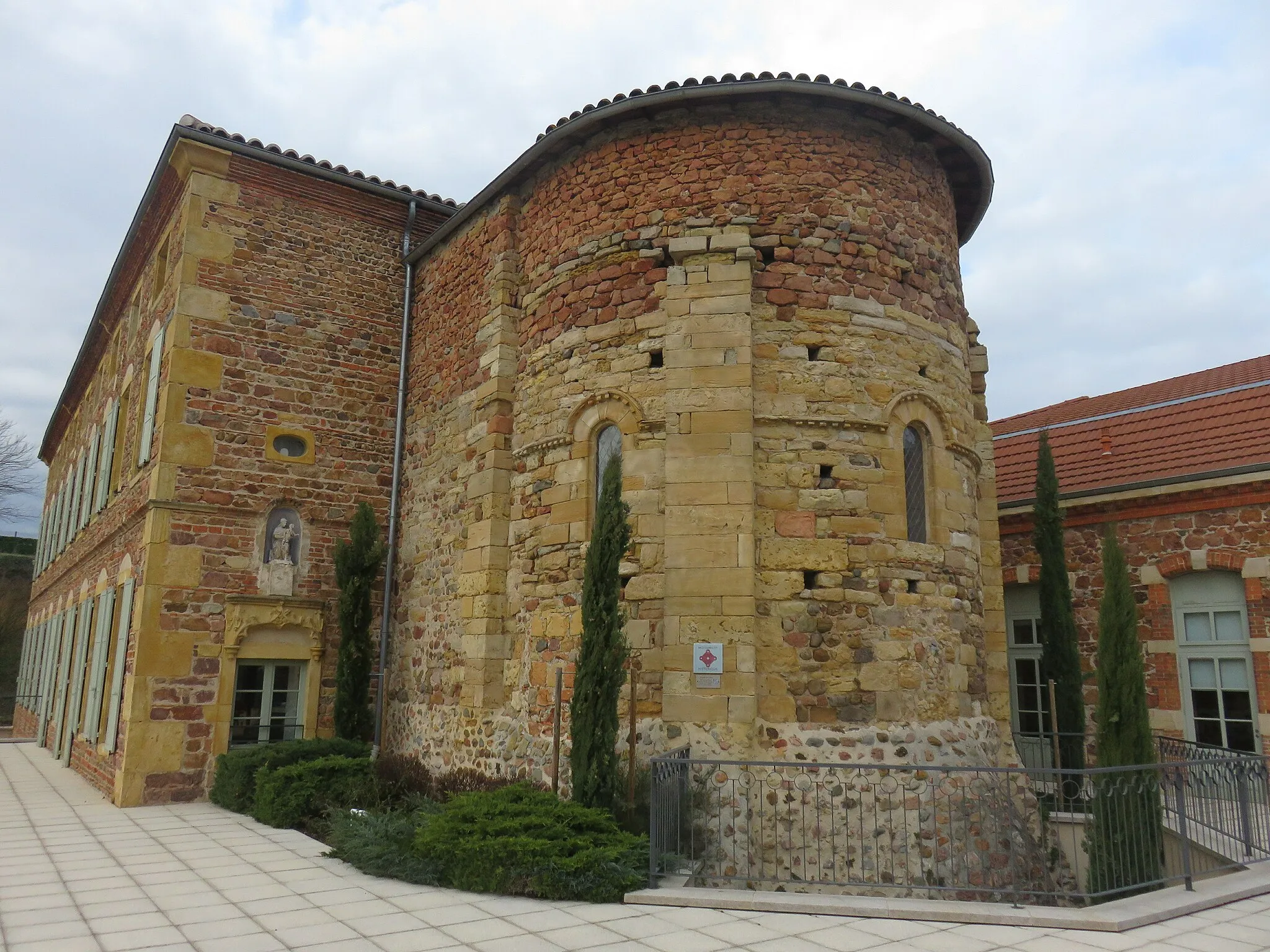 Photo showing: Chevet de la chapelle Saint-Véran de Perreux (Loire, France) en février 2018.