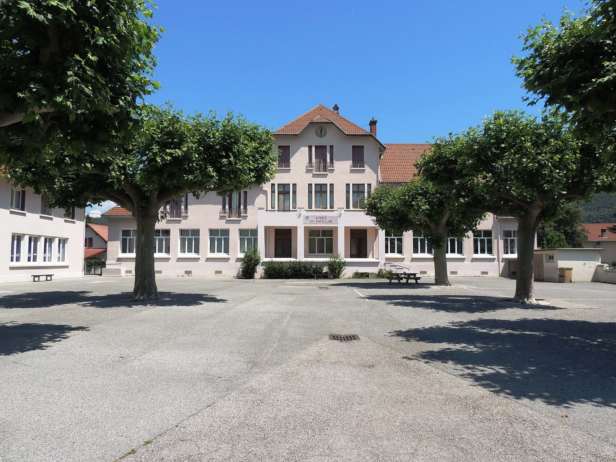 Photo showing: Ecole élémentaire du Pavillon de Champ-sur-Drac.