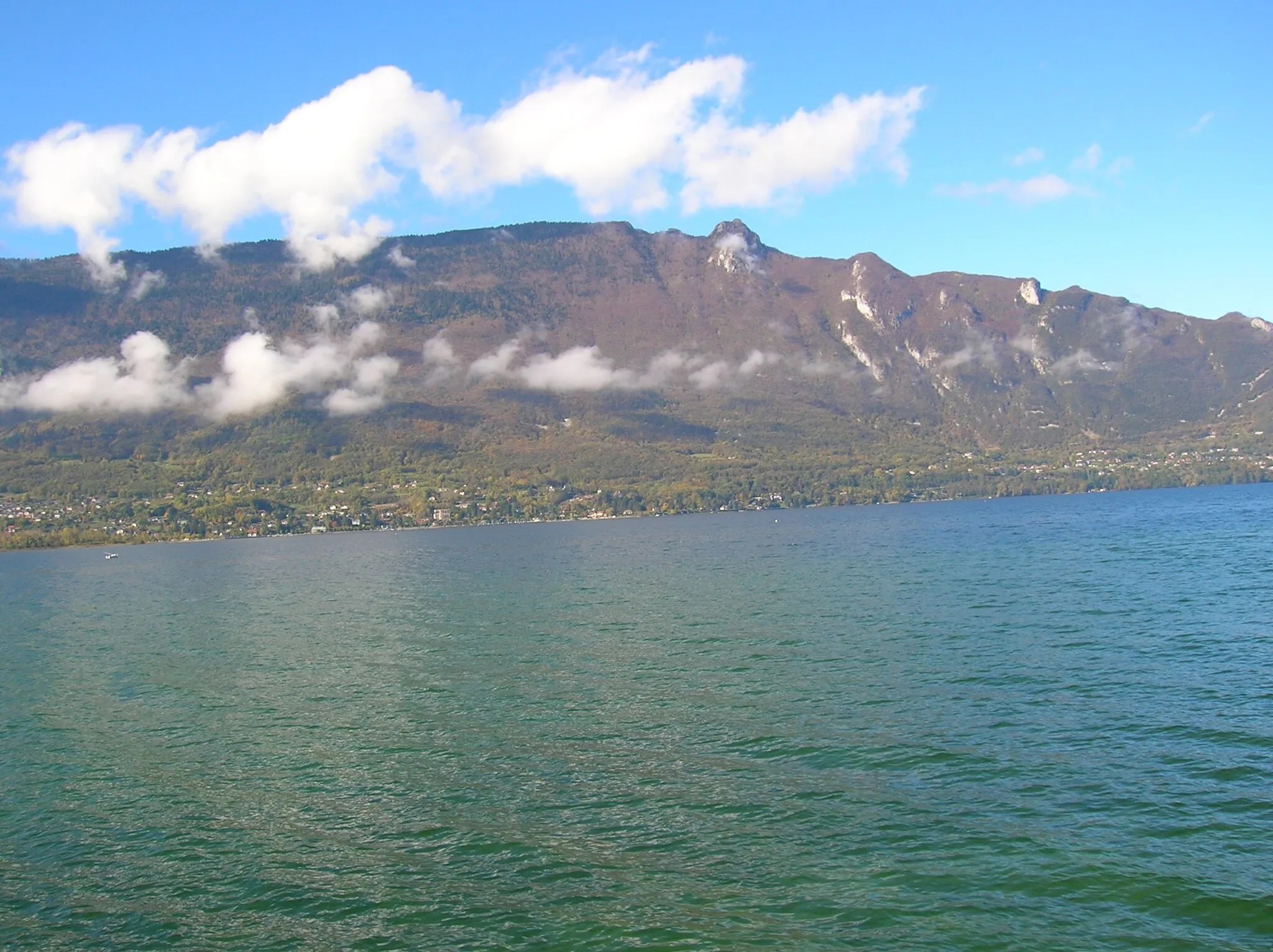 Photo showing: Mount "La Dent du Chat" above the lake of Bourget in Savoy (French Alps).