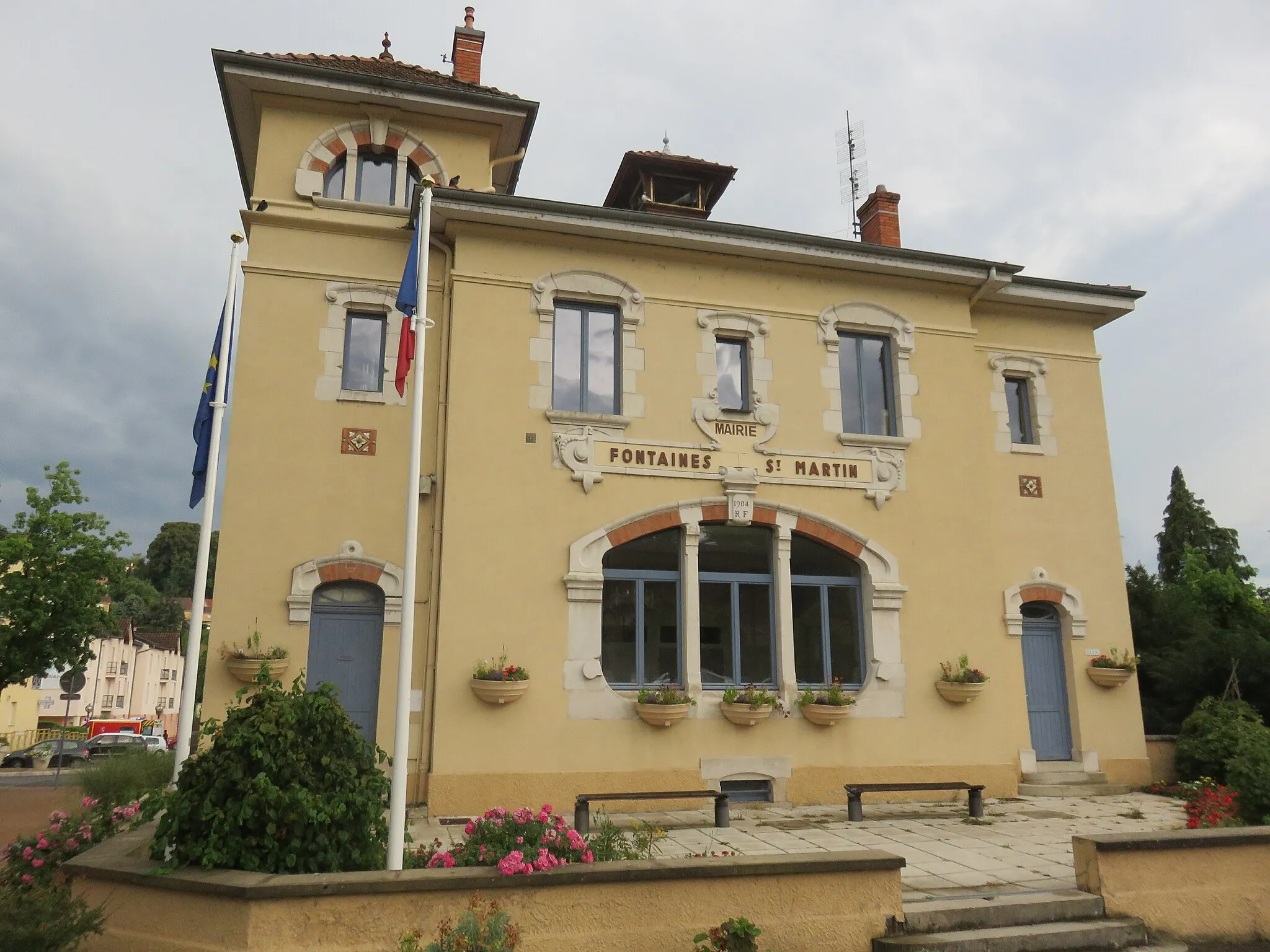 Photo showing: Mairie de Fontaines-Saint-Martin (Rhône, France).