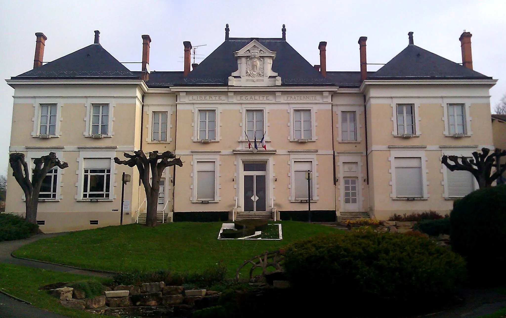 Photo showing: Mairie-école de Reyrieux (Ain, France), inaugurée le 16 octobre 1904 par le président de la république Emile Loubet. Delorme, architecte.