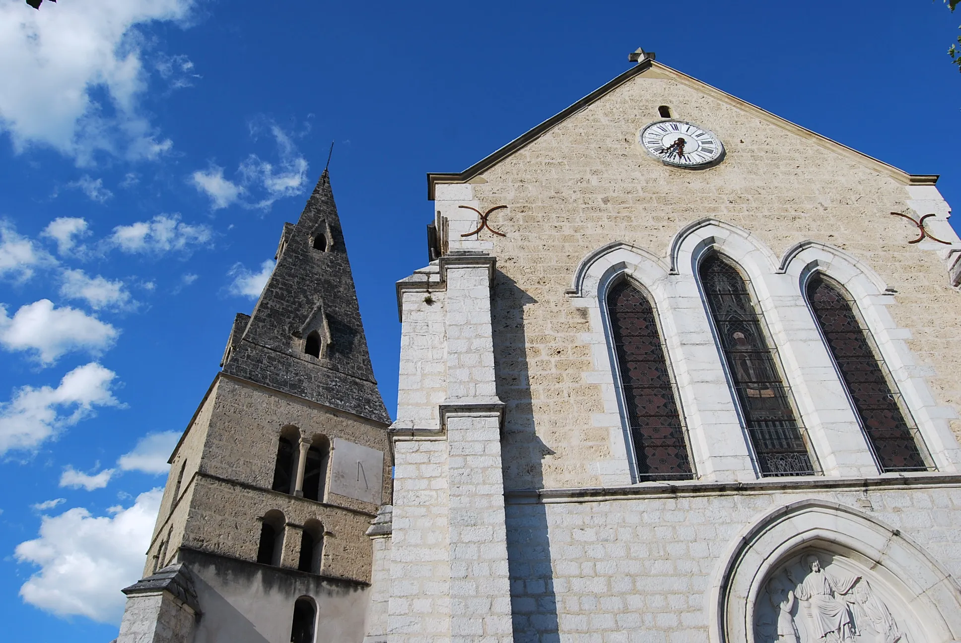 Photo showing: Cette église a été construite sur le clocher de l'ancien prieuré de La Buisse