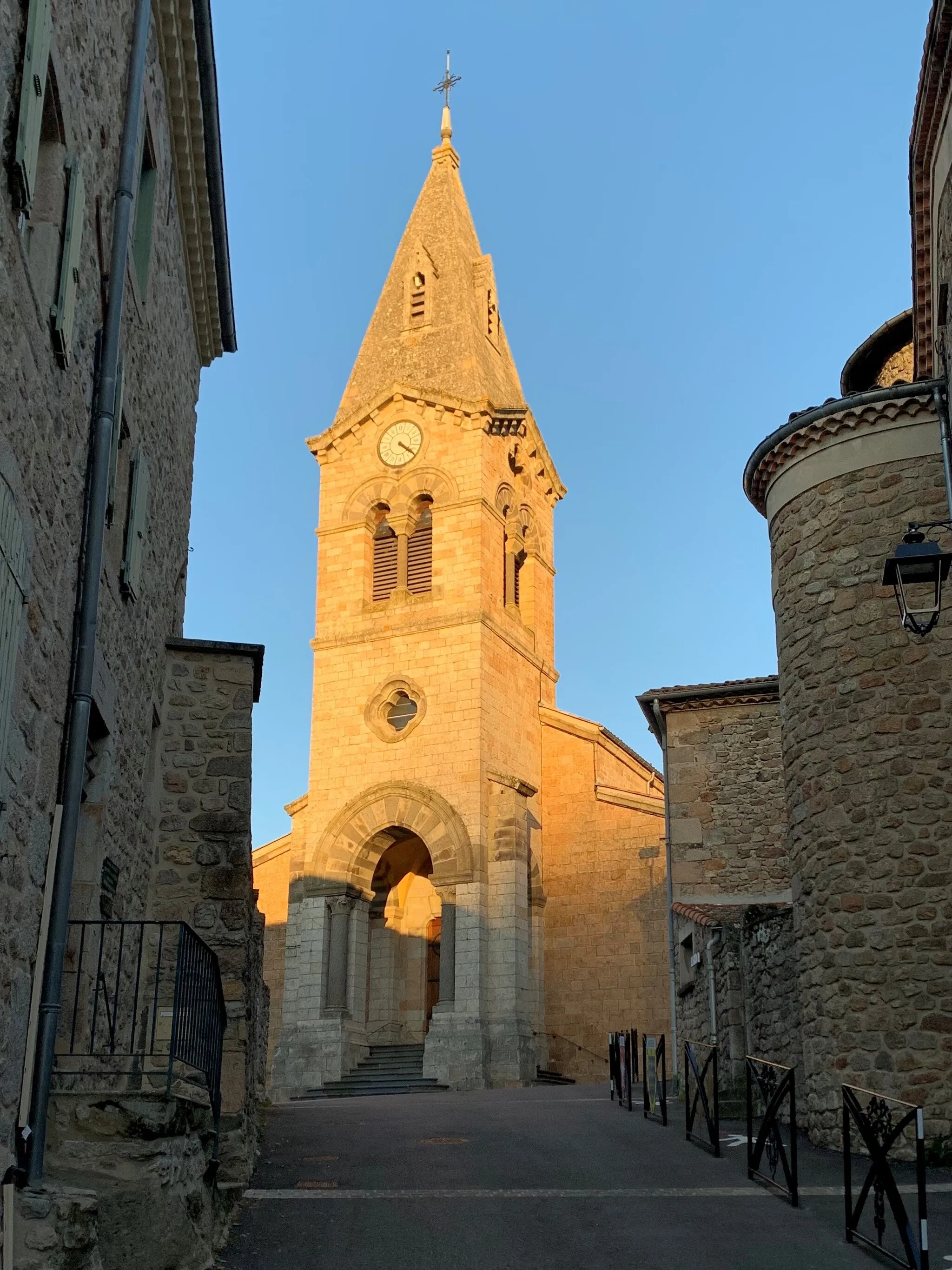 Photo showing: Eglise d'origine romane à l'architecture composite. Edifiée dès le Xème siècle et agrandie ensuite par les moines bénédictins, elle est dédiée à Saint Domnin, jeune martyr de l’époque romaine. A l’intérieur, on retrouve dix chapiteaux, que l’on peut dater du XIème siècle. Elle a été restaurée en 2013.