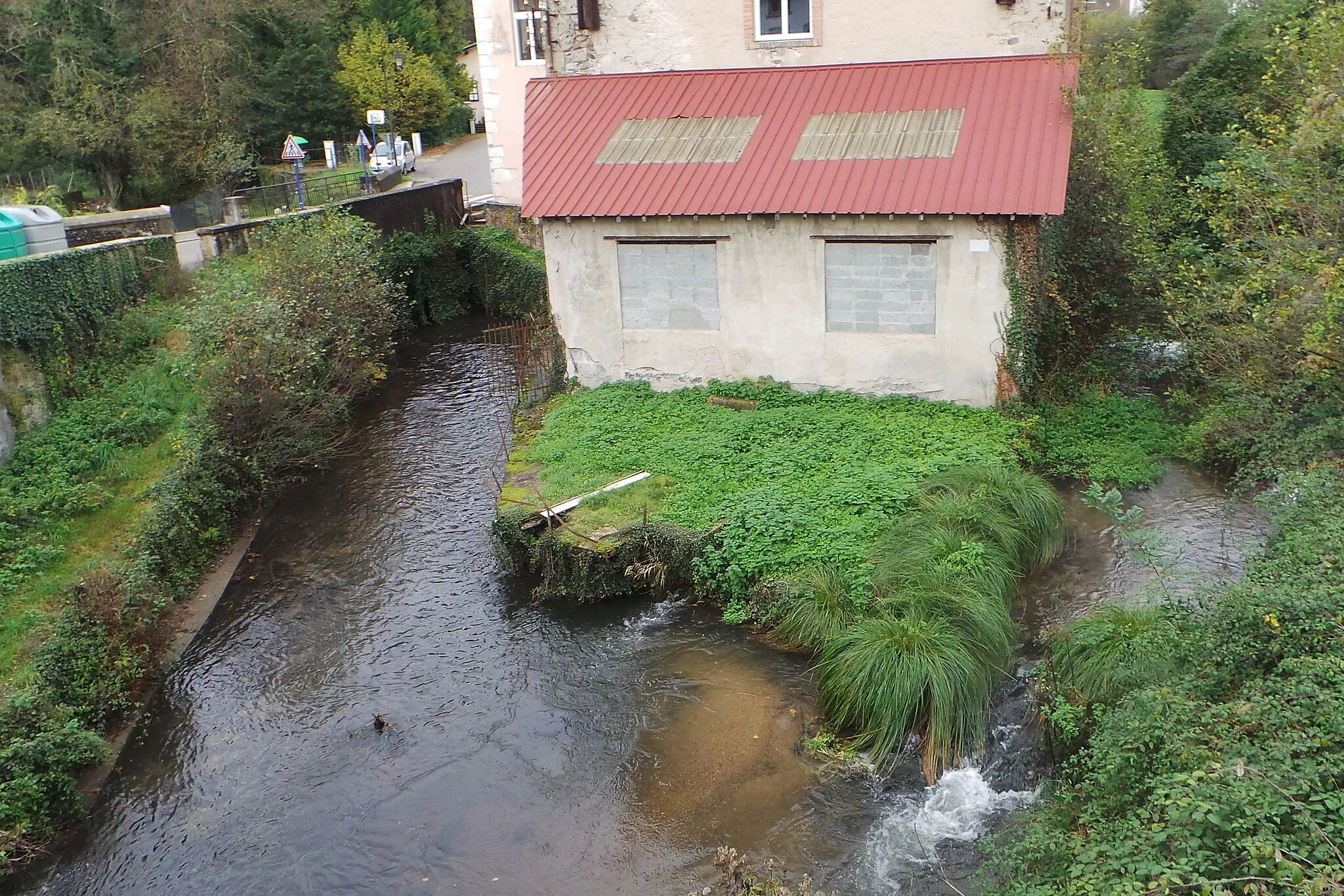 Photo showing: La Fure (à gauche) et le Réaumont (à droite), au niveau du quartier du Bas-Rives (Rives / Isère / France)