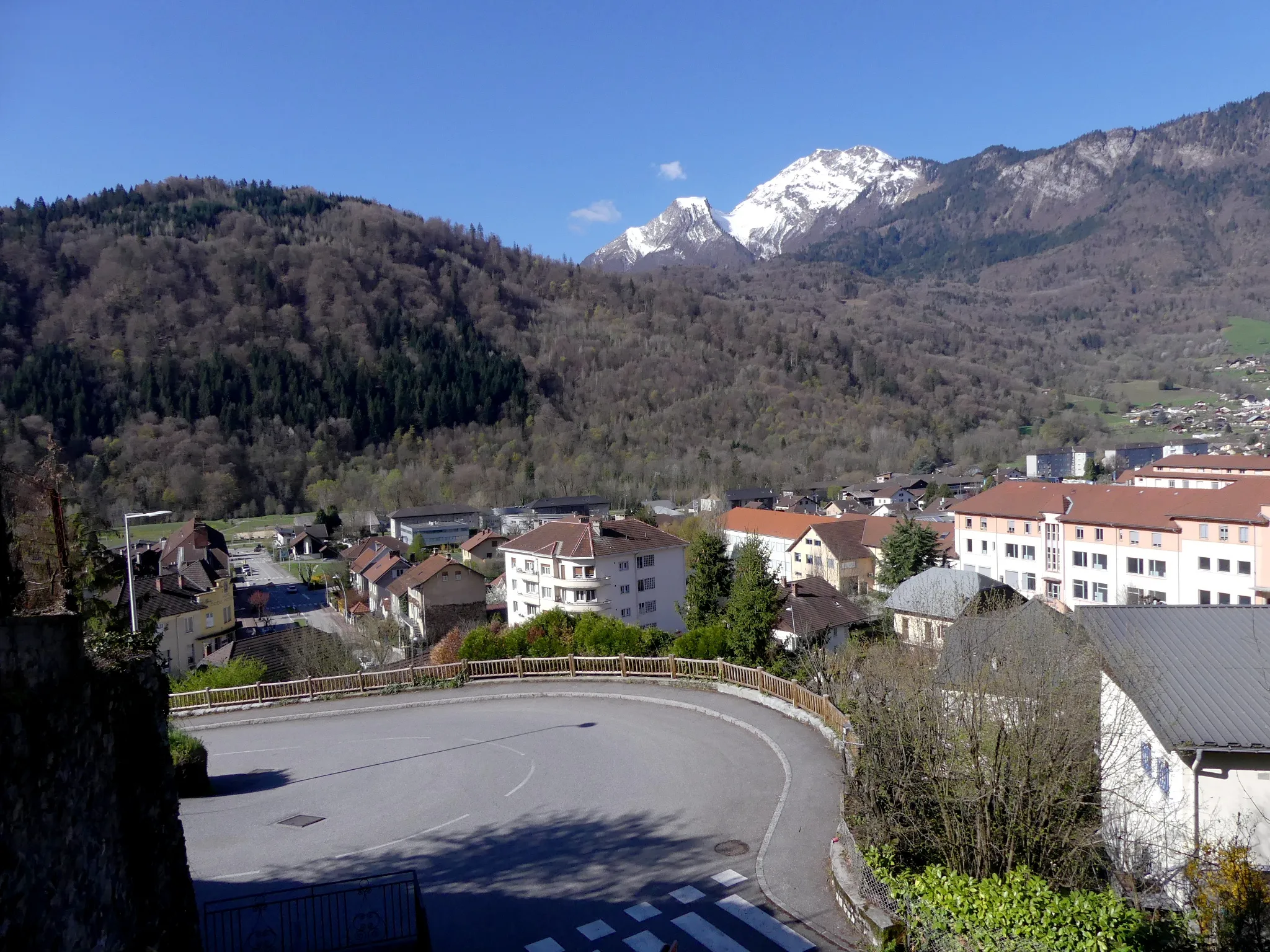 Photo showing: Sight of a bend of Avenue Jules Bianco on the heights of Ugine, Savoie, France.