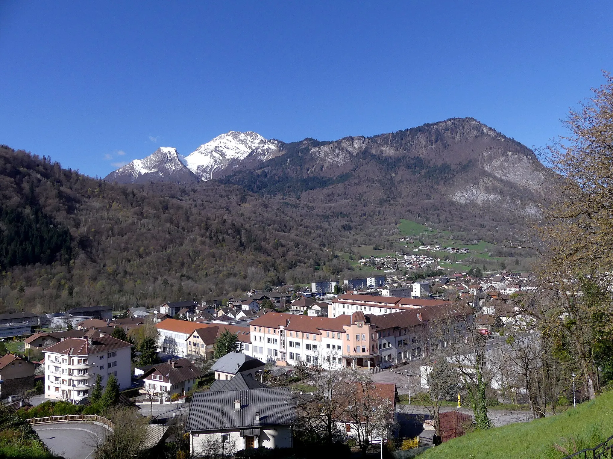 Photo showing: General sight, in a spring morning, of Ugine and Bauges mountain range, in Savoie, France.