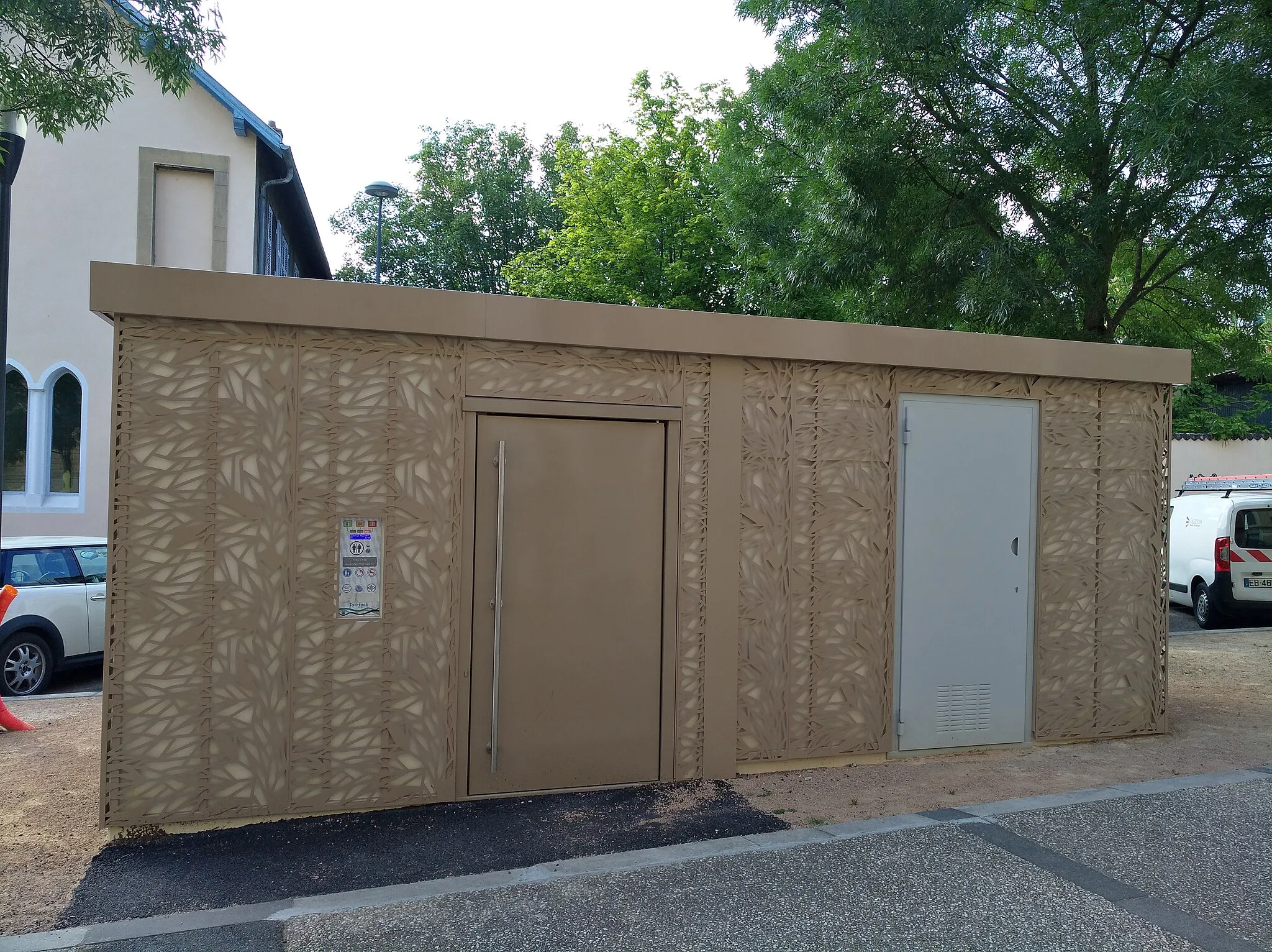 Photo showing: Toilettes publiques à Fontaines-sur-Saône (Rhône, France).