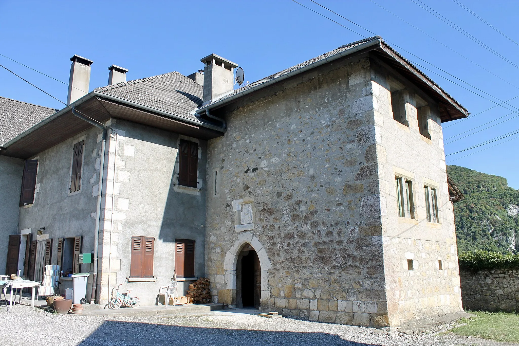 Photo showing: Maison forte de Dalmaz (XIIIe-XIVe), corps de logis et tour escalier (août 2018).