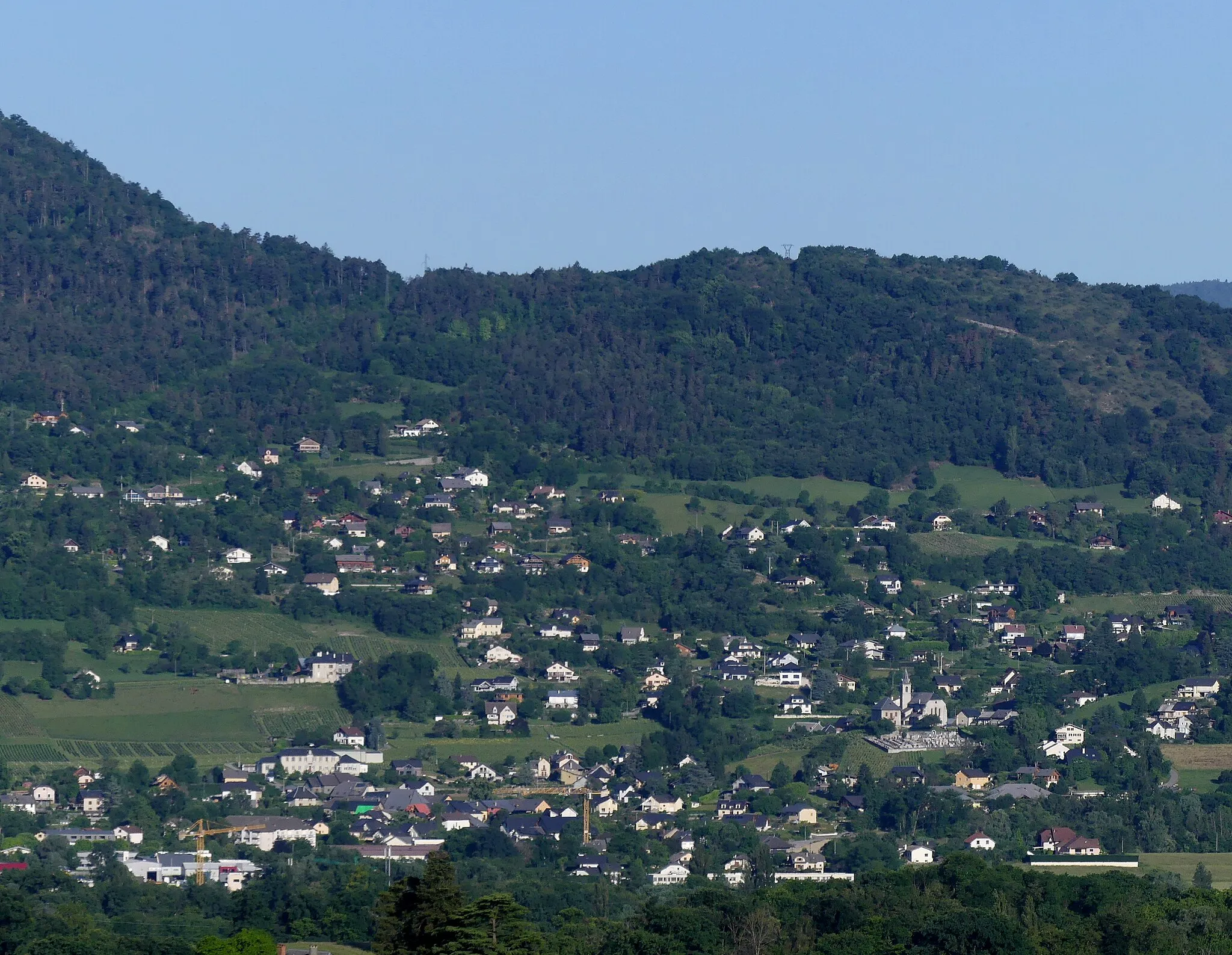 Photo showing: Sight, in the early morning from the heights of Chignin, of Saint-Baldoph locality at the foot of the Chartreuse mountain range, in the South of Chambéry, Savoie, France.