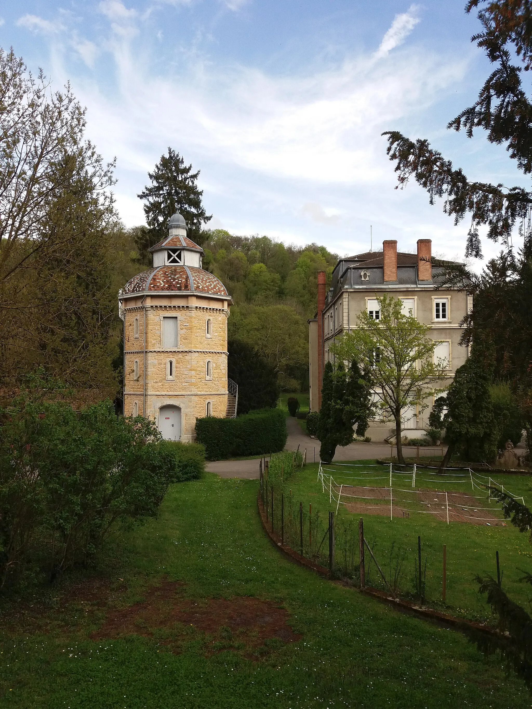 Photo showing: Tour et bâtiment principal de Balmont-Neuville. Ancien établissement thermal de 1860, aujourd'hui association Balmont.