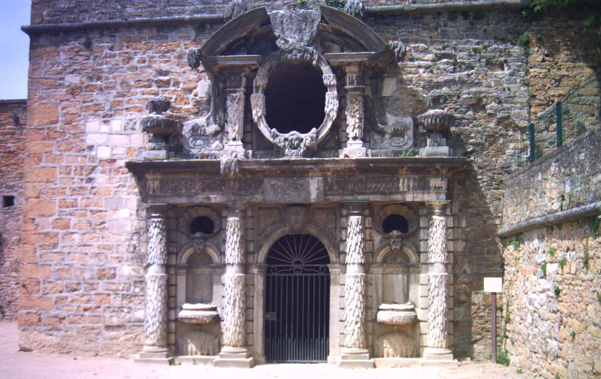 Photo showing: Le nymphée du château d'Ombreval