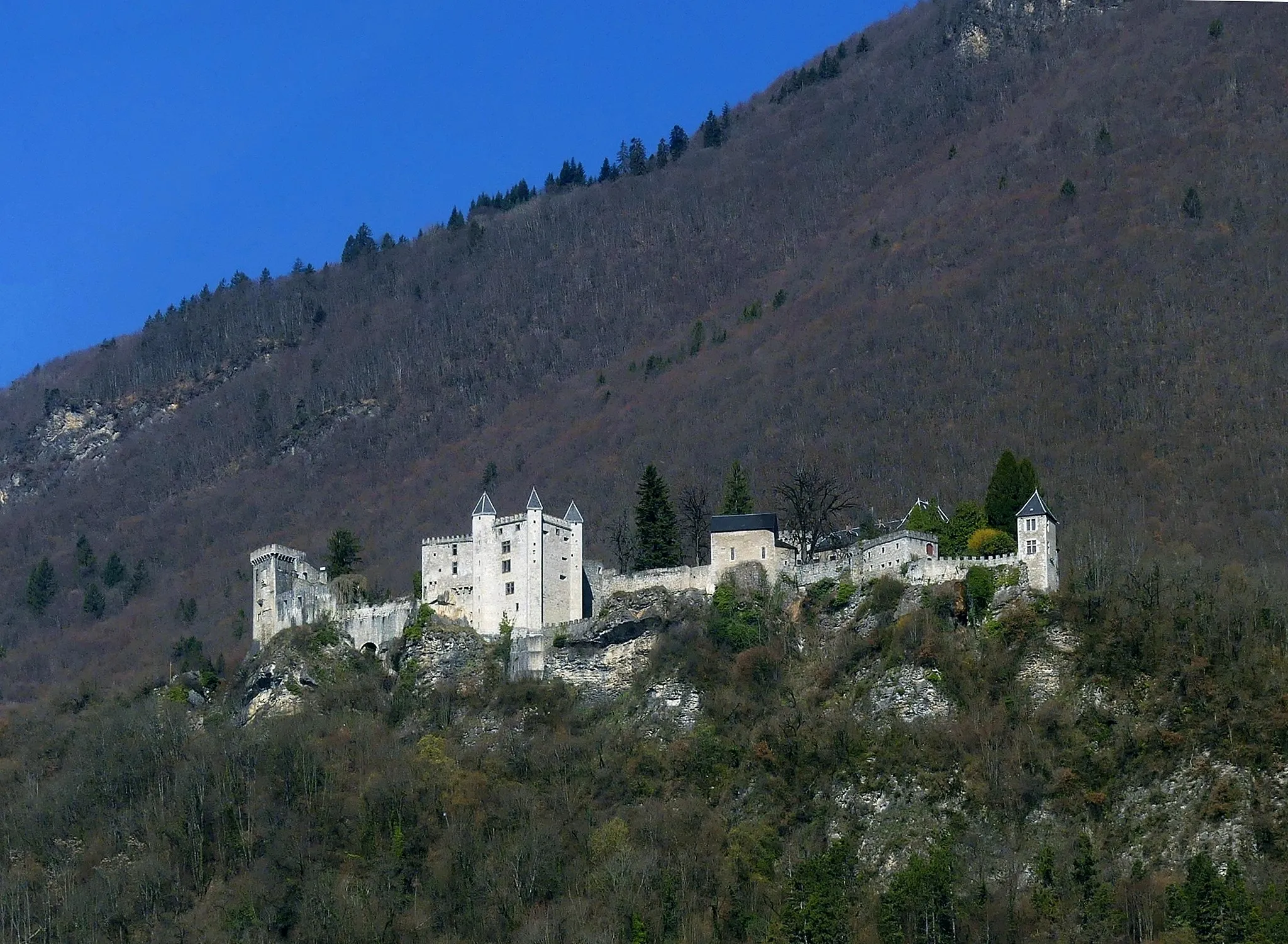 Photo showing: Sight, from the railway, of the château de Miolans castle, in Savoie, France.