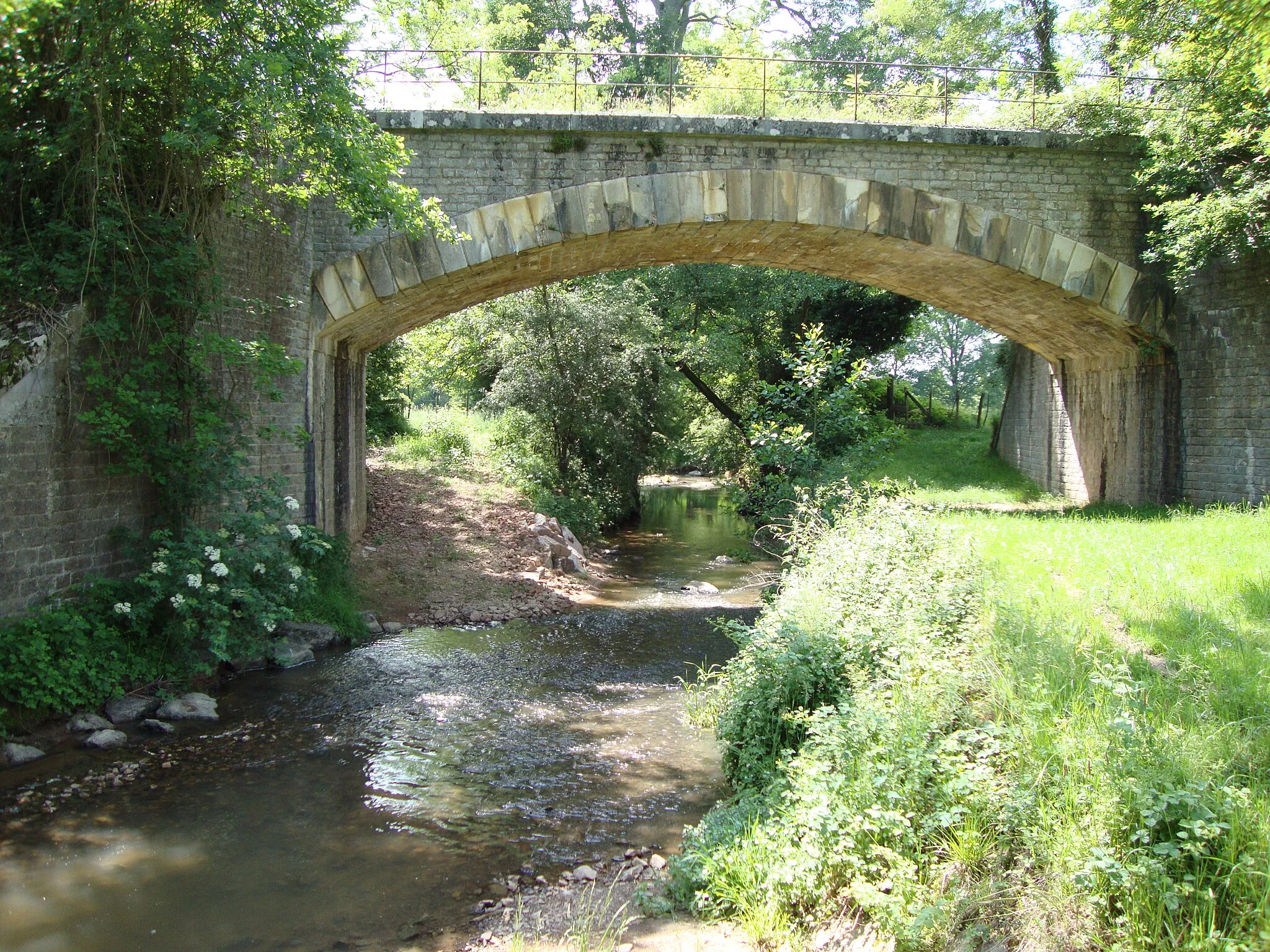 Photo showing: Pouilly-sous-Charlieu (Loire, Fr) hameau Rajasse, le Jarnossin avec un pont.