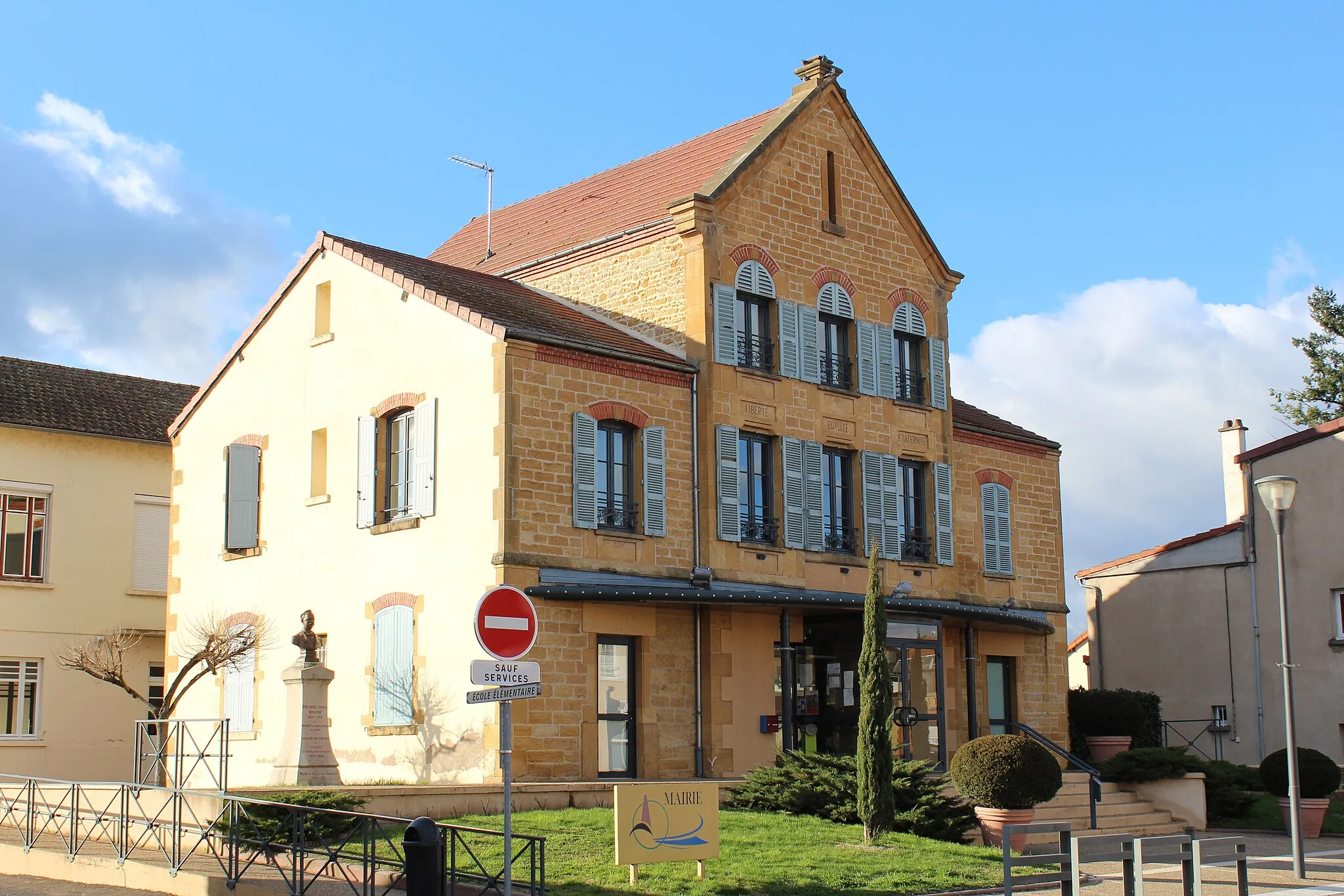 Photo showing: Mairie de Pouilly-sous-Charlieu.