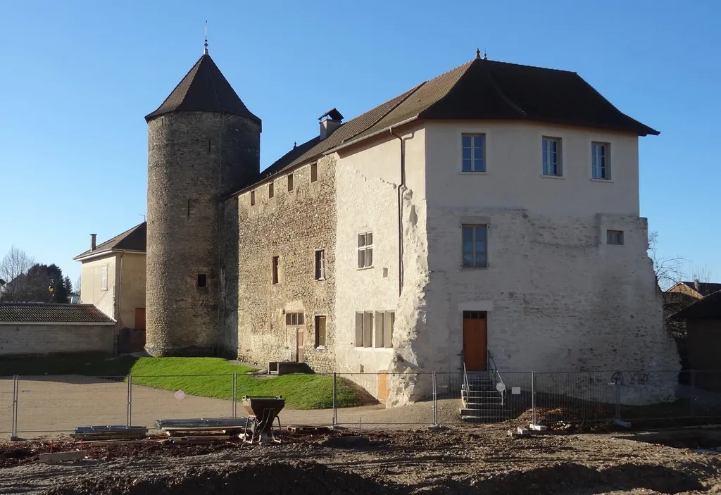 Photo showing: Vue côté nord-est montrant la partie restante de l'aile nord (rénovée récemment) et le donjon sud-est.