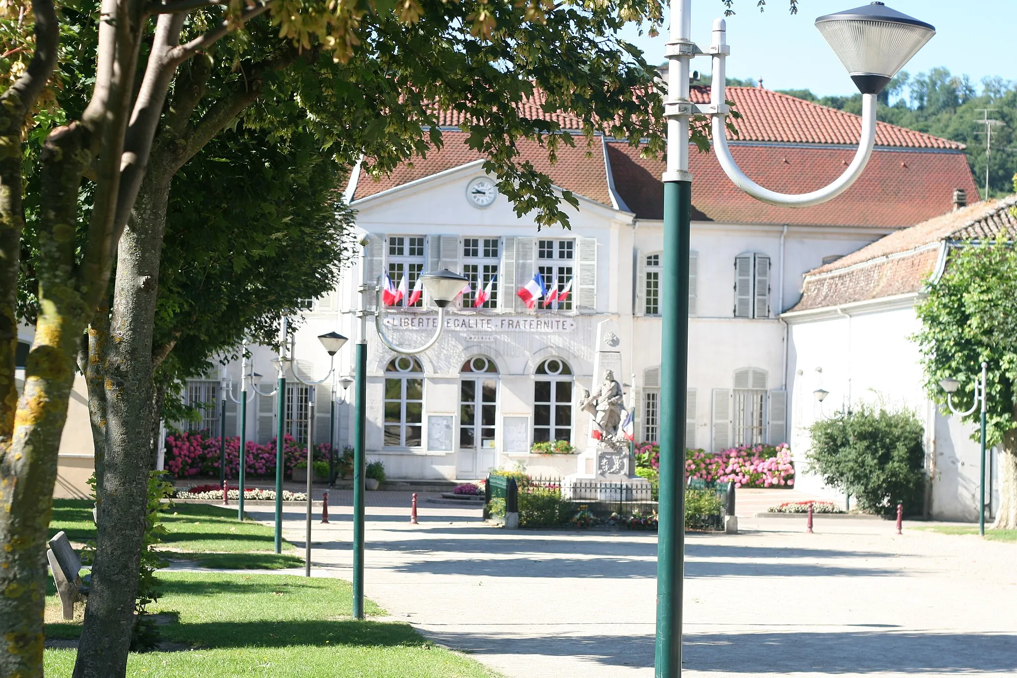 Photo showing: Town hall of the commune of Saint Savin, Isère, France.