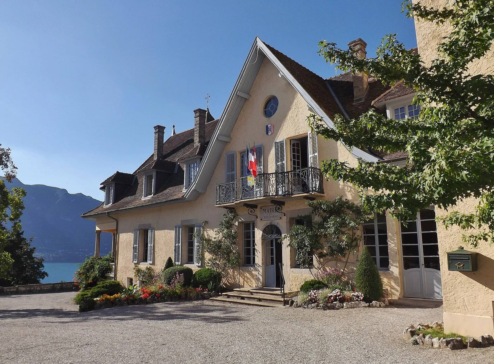 Photo showing: Sight of the city of Tresserve town hall, on the heights of the lac du Bourget lake visible at the background, and near Aix-les-Bains, in Savoie, France.