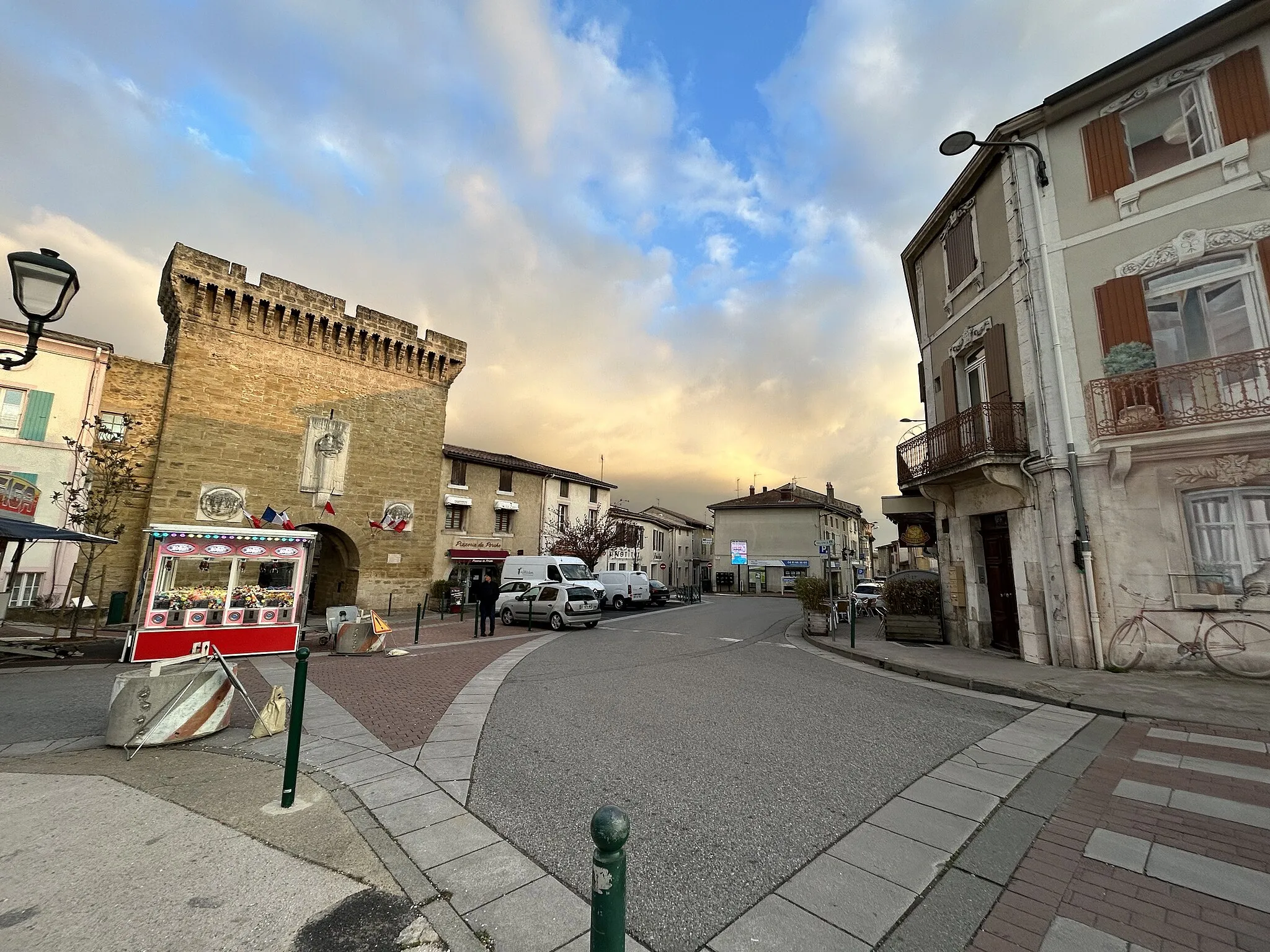 Photo showing: Vue générale de la porte de Chabeuil, Drôme.