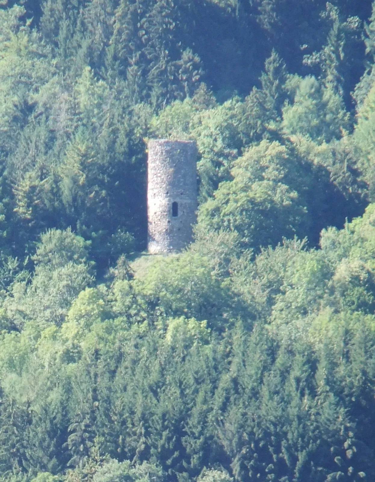 Photo showing: Tower of Aquin, remaining of some fortified manor house.