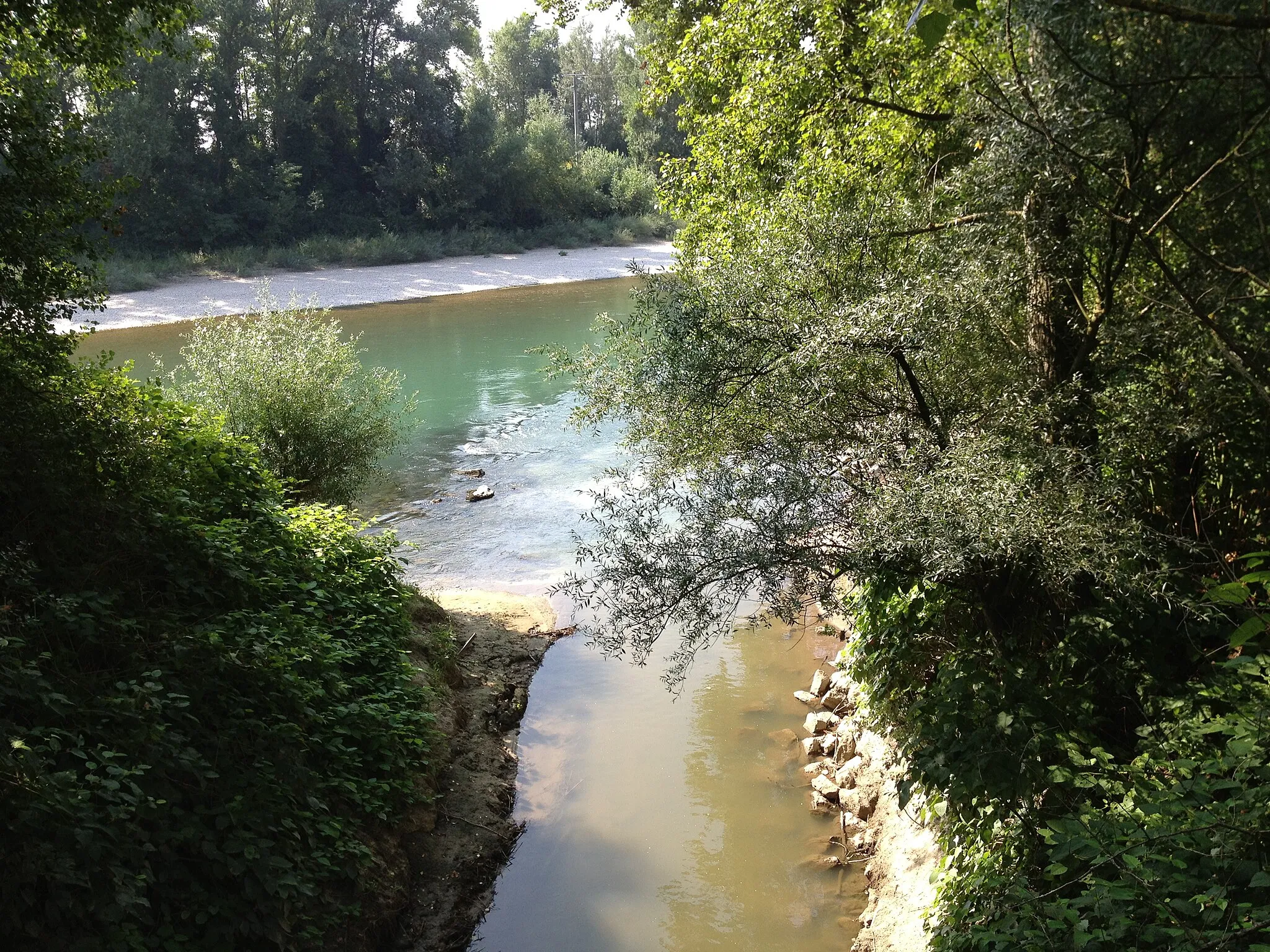 Photo showing: Embouchure de la Sereine dans le canal de Miribel.