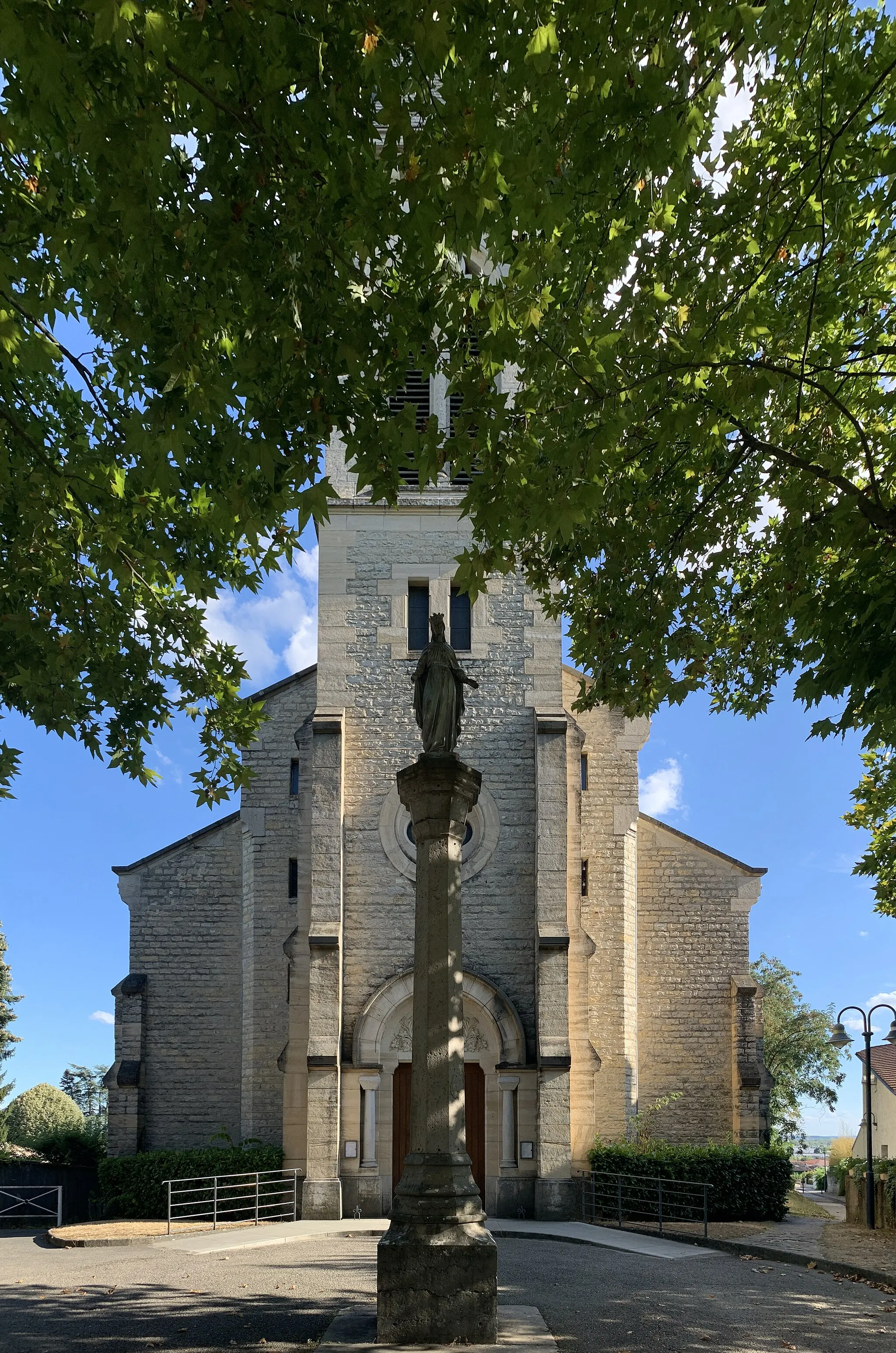 Photo showing: Nouvelle église Saint-Julien de Beynost.