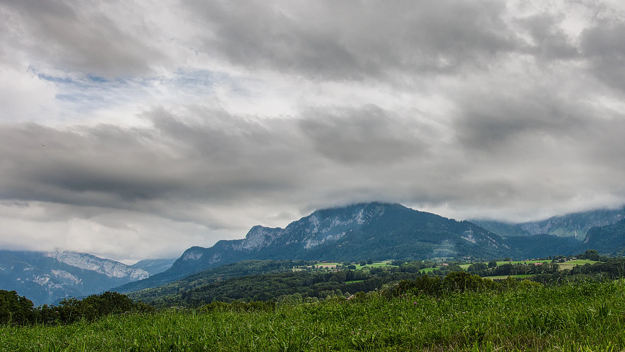 Photo showing: 500px provided description: Une petite montagne dans les nuages. [#Montagne ,#Nuage]