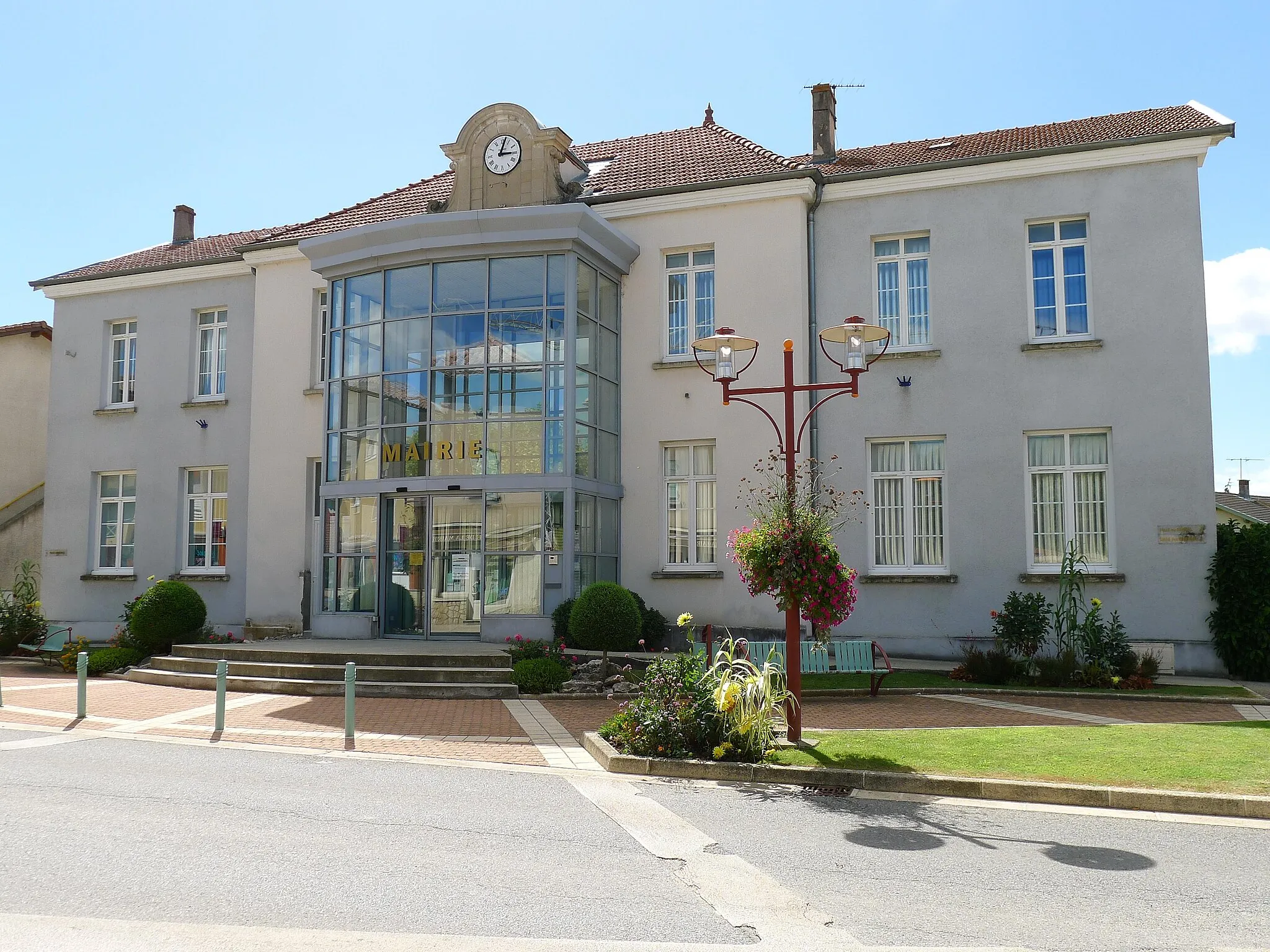 Photo showing: Town hall of Chatuzange-le-Goubet - Drôme - France